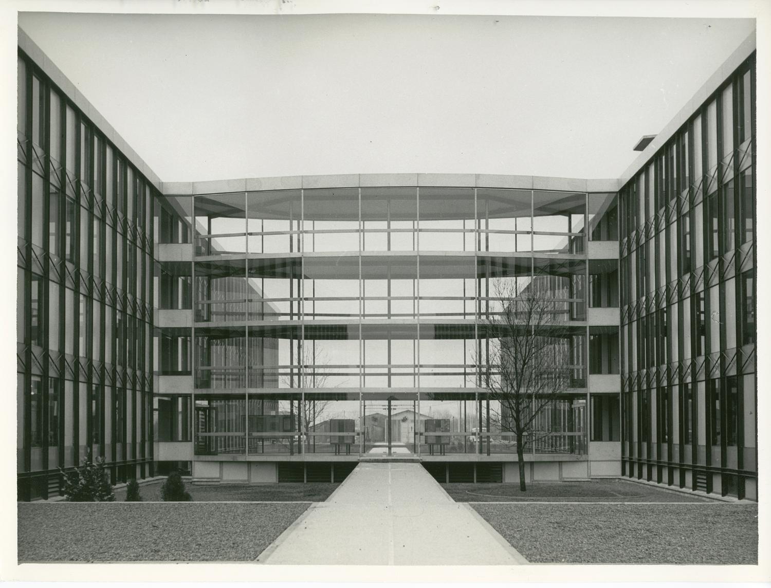 1961, le siège d'Air France ou bâtiment 363, la passerelle reliant les deux ailes.