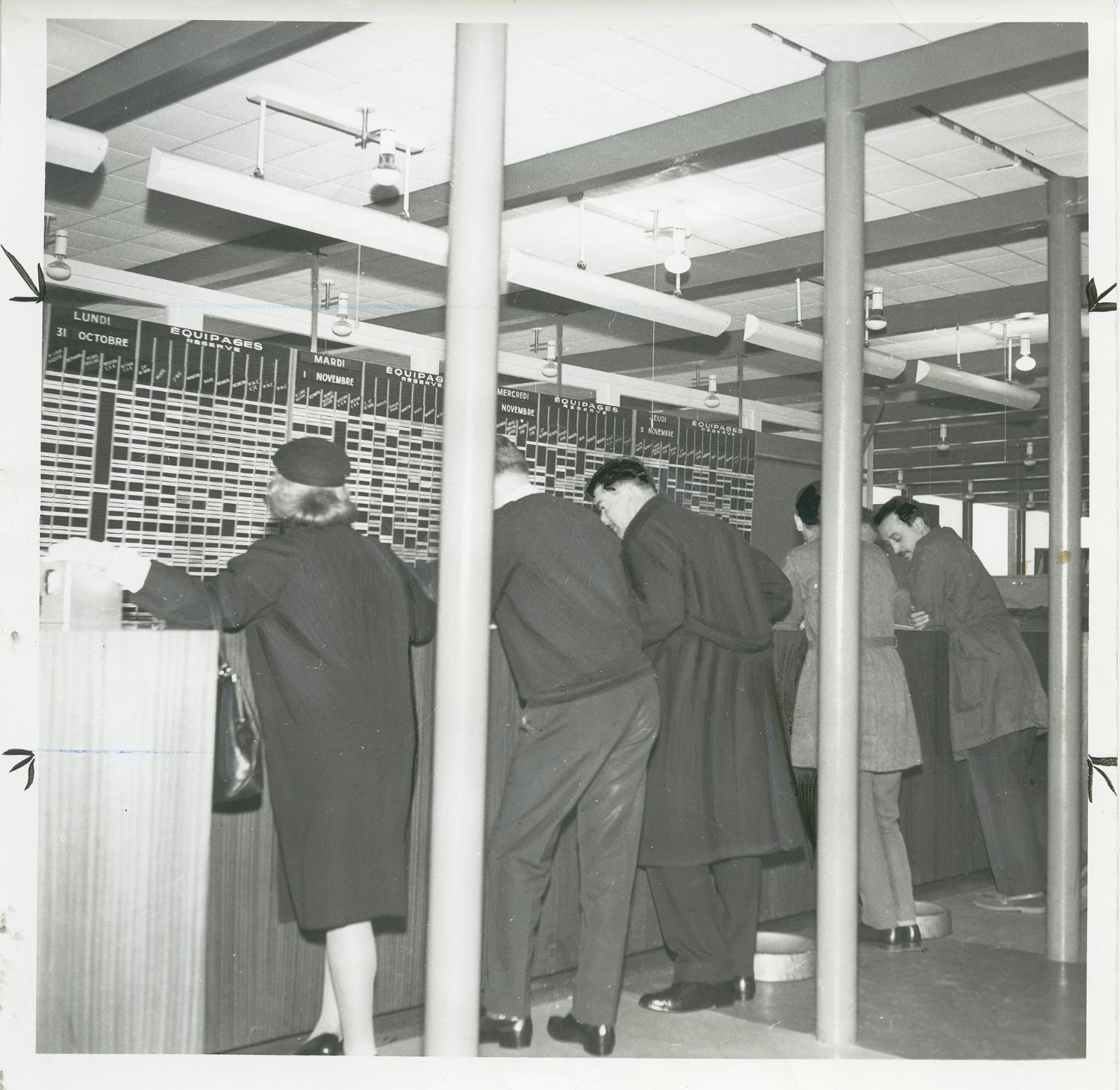 1961, le siège d'Air France ou bâtiment 363, accueil personnel navigant. 