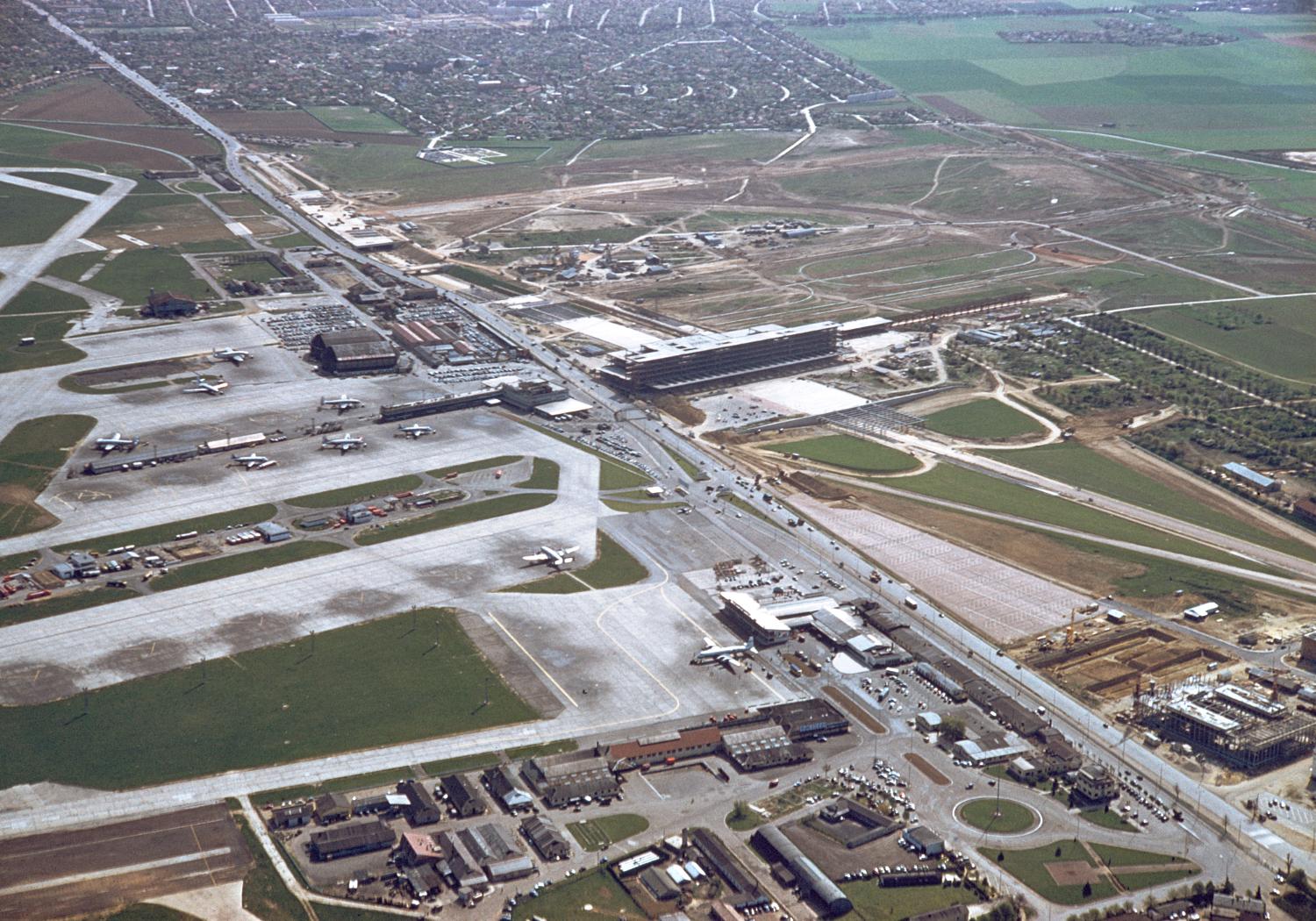1957 1961, la construction des Installations Terminales, vue prise le 13/04/1959 depuis le nord 