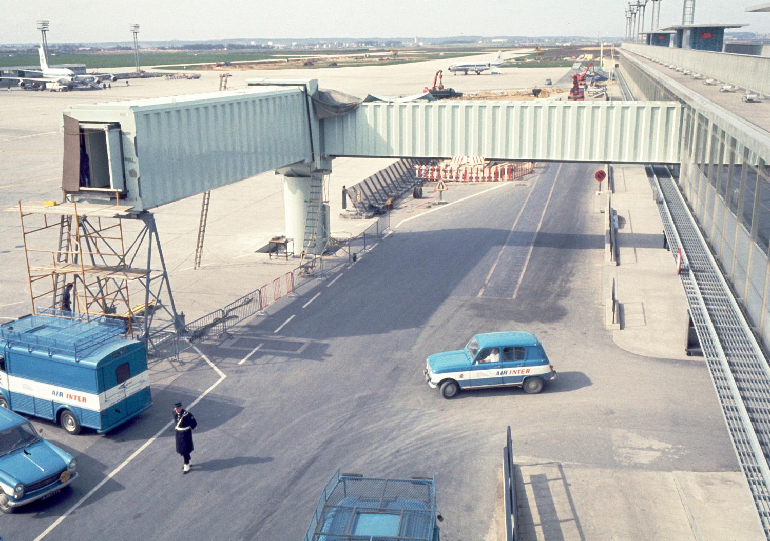 1969 la première passerelle d'embarquement de l'aéroport d'Orly