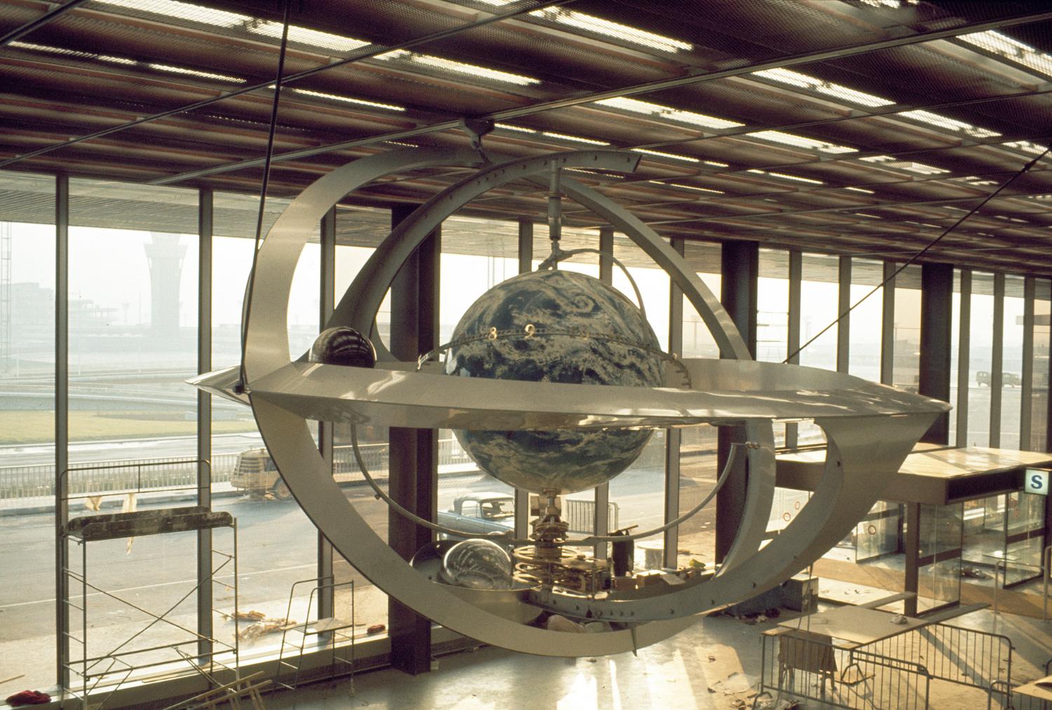22/02/1971, montage de "l'Astrolabe" (horloge astronomique). 