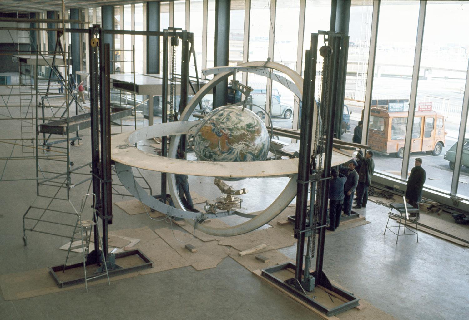 17/02/1971, montage de "l'Astrolabe" (horloge astronomique). 