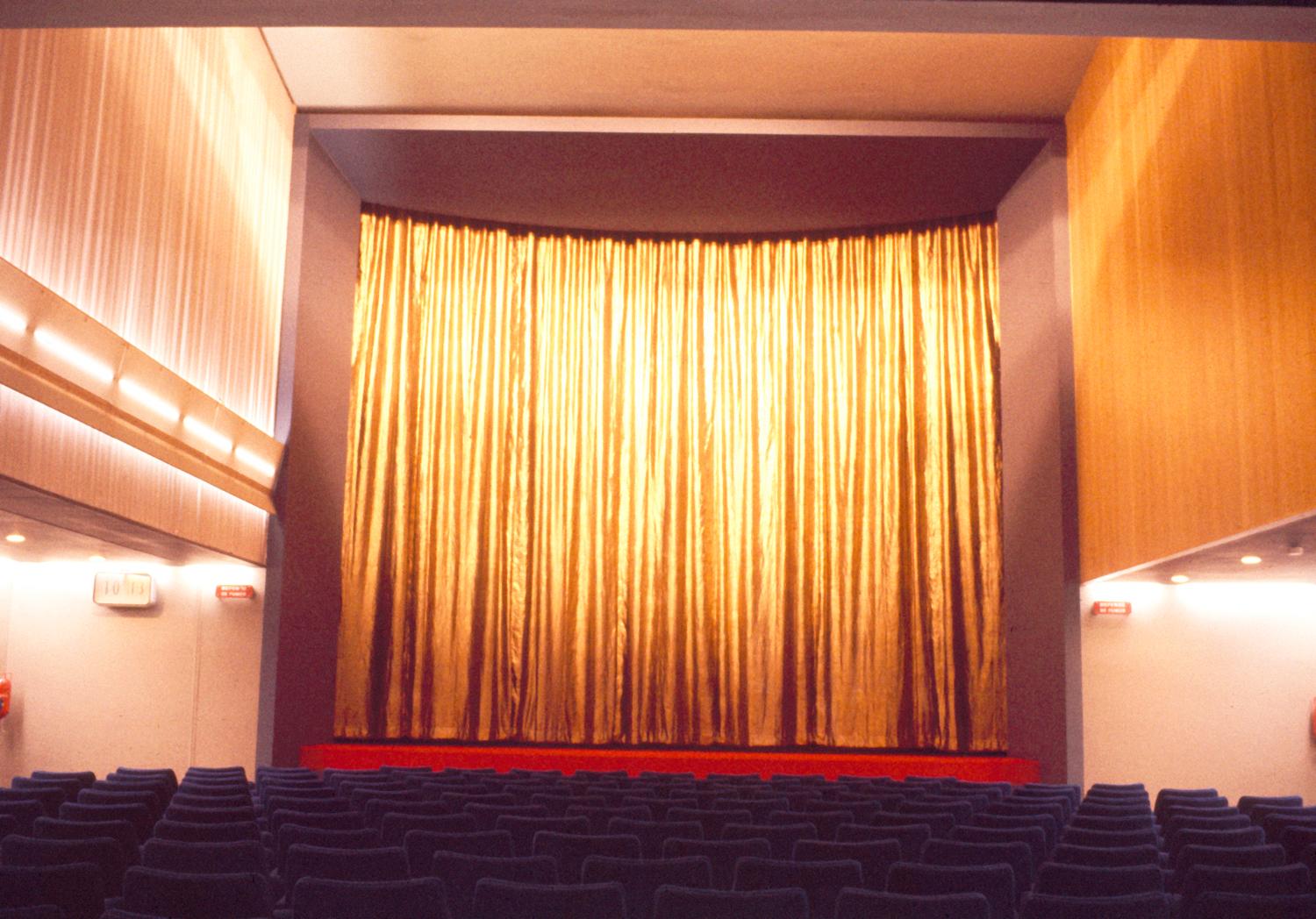 1961, le cinéma Publicis-Orly, conception des aménagements: Philippe Mondineu et R. Perrussel, 4ème étage. 