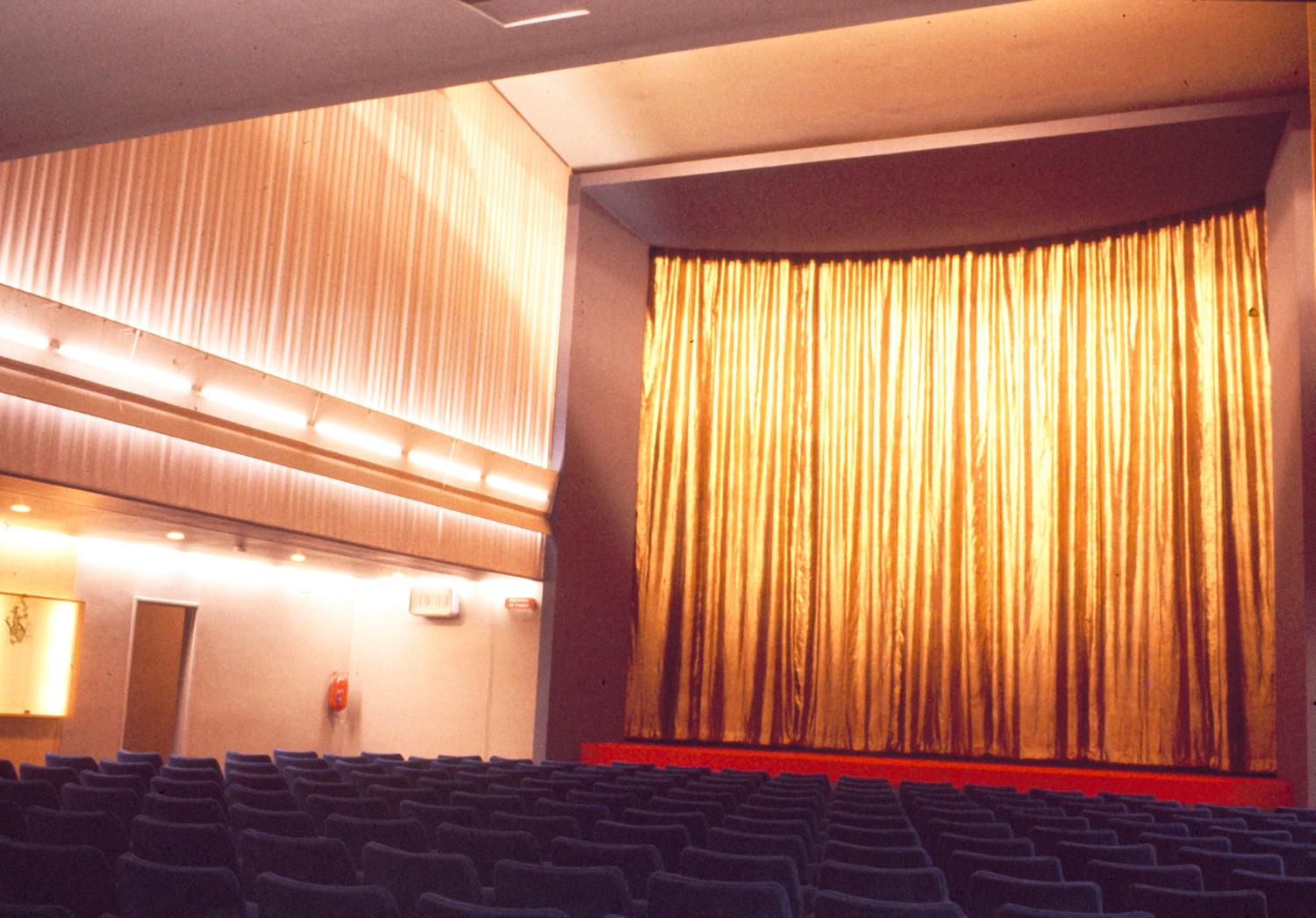 1961, le cinéma Publicis-Orly, conception des aménagements: Philippe Mondineu et R. Perrussel, 4ème étage. 