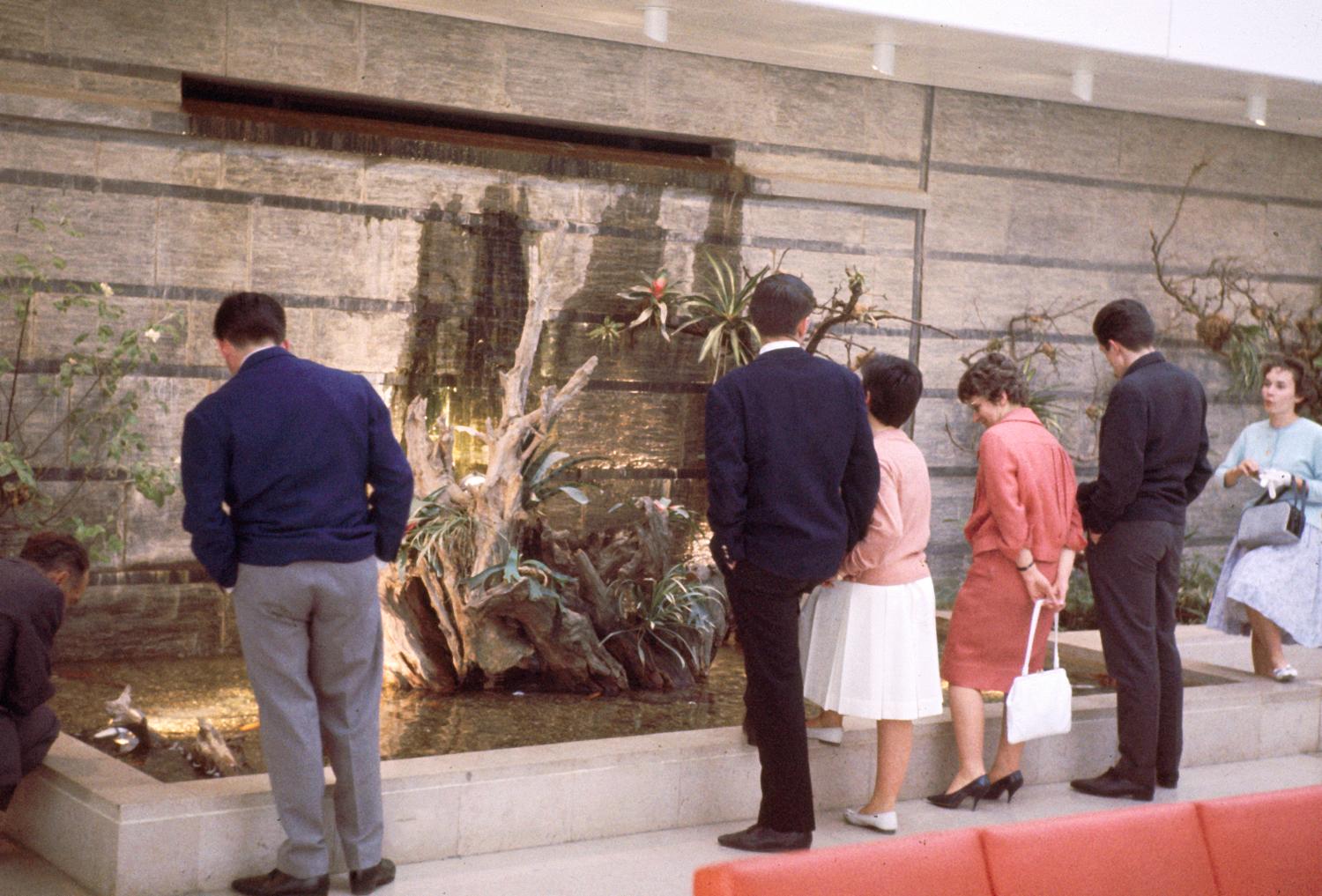 1961, la fontaine du patio, conception des aménagements: Joseph-André Motte assisté d'André Monpoix, 3ème étage.