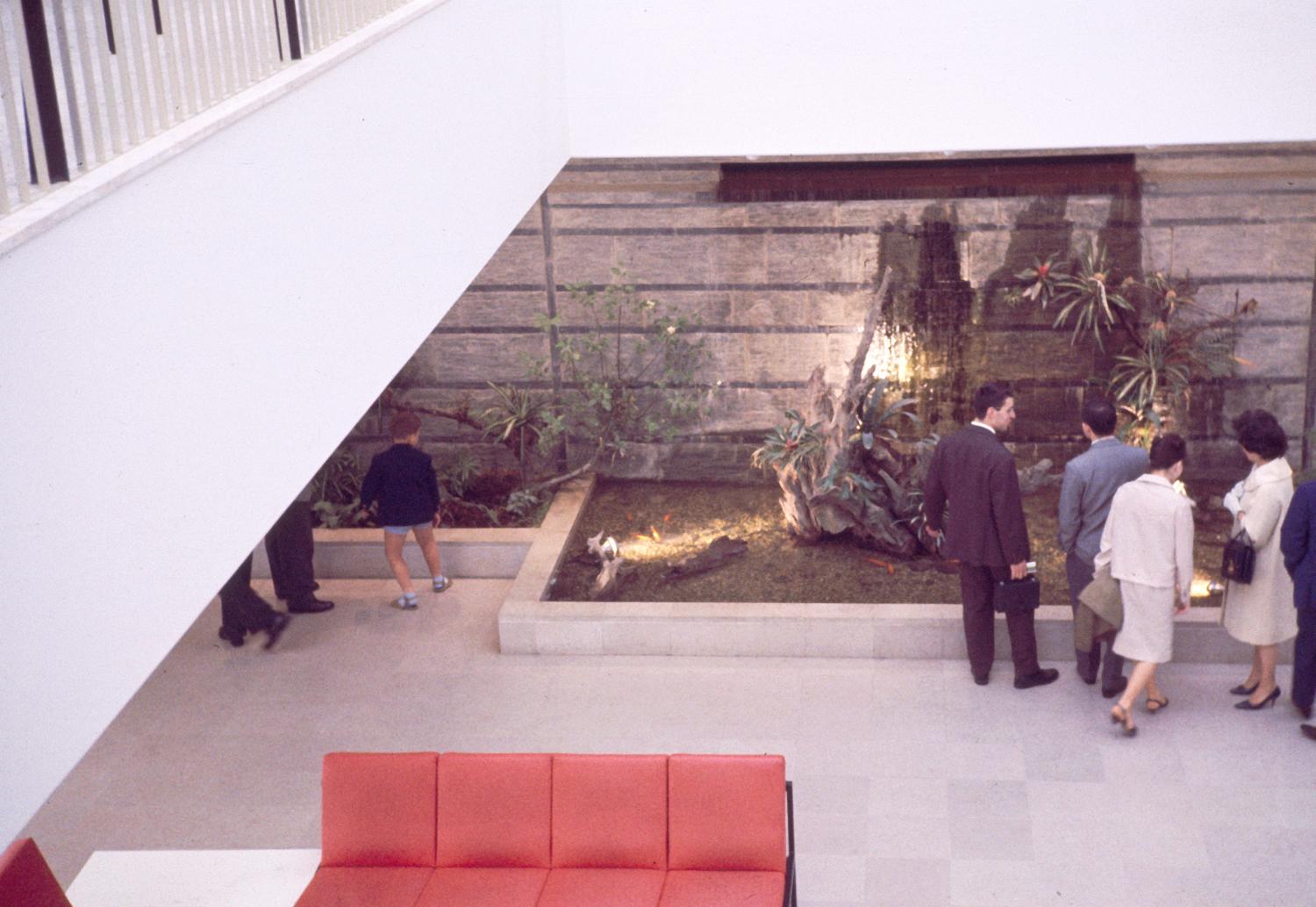 1961, la fontaine du patio, conception des aménagements: Joseph-André Motte assisté d'André Monpoix, 3ème étage.