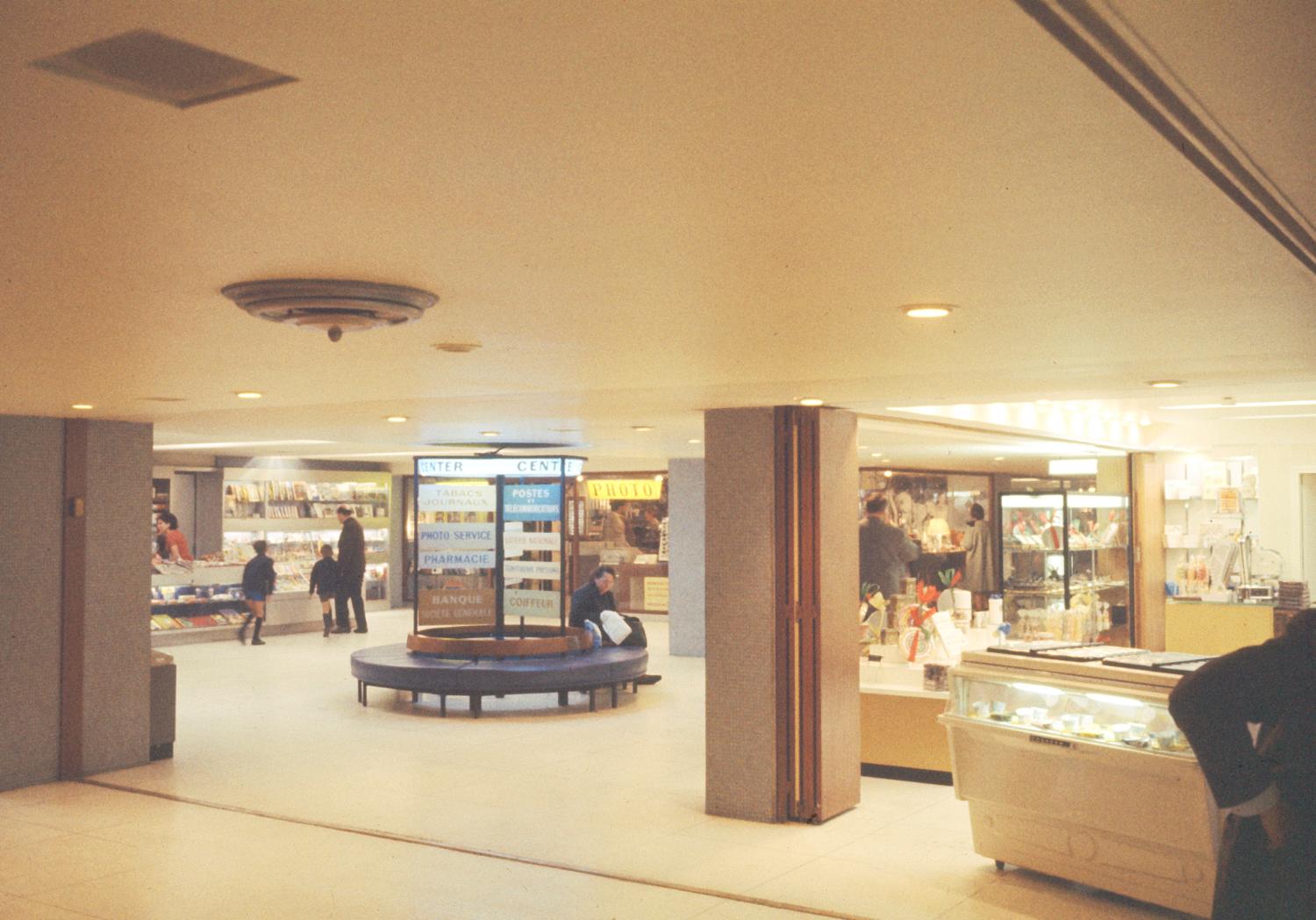1961, le centre commercial, 1er sous-sol.