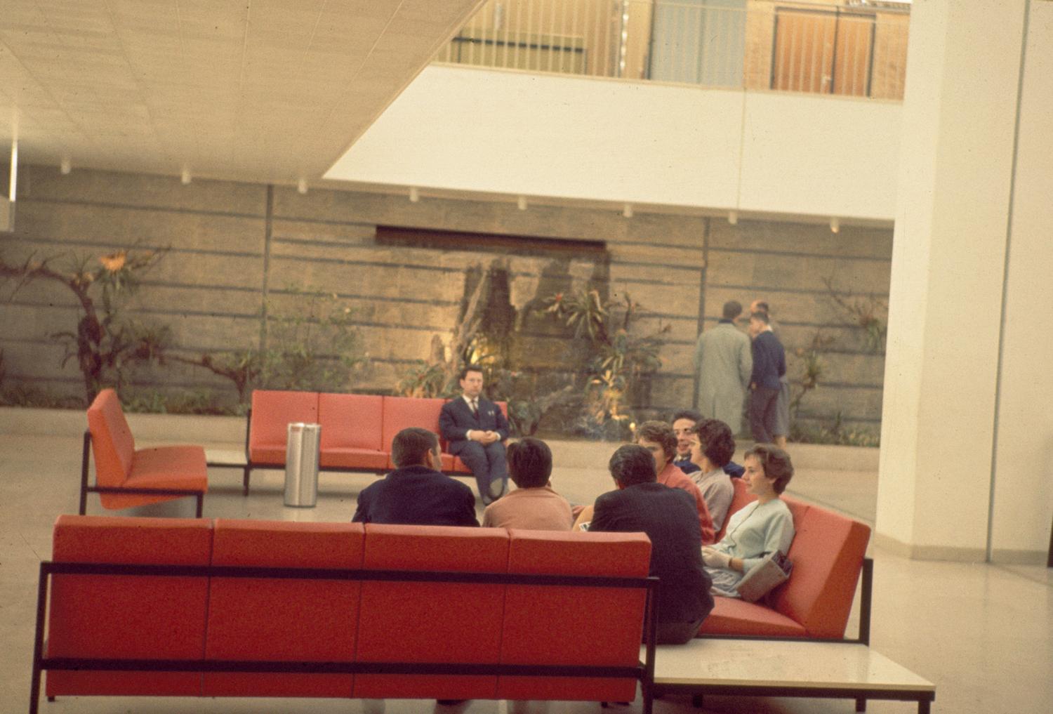 1961, le patio, conception des aménagements: Joseph-André Motte assisté d'André Monpoix, 3ème étage.