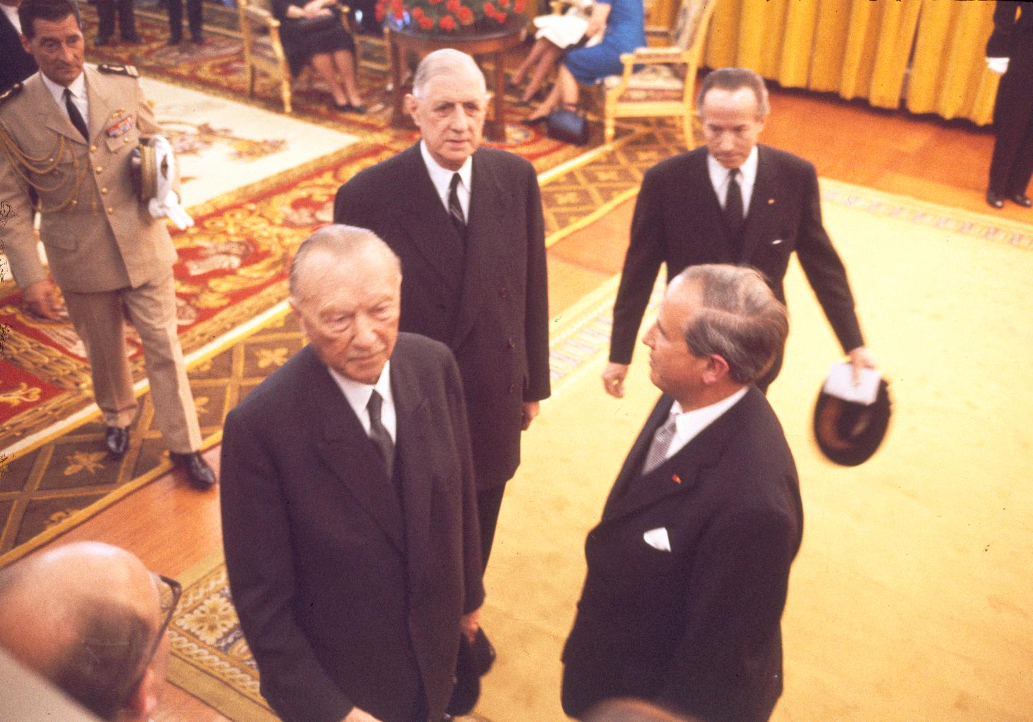 1/12/1960, le premier pavillon d'honneur dit l'Isba, arrivée de Konrad Adenauer.