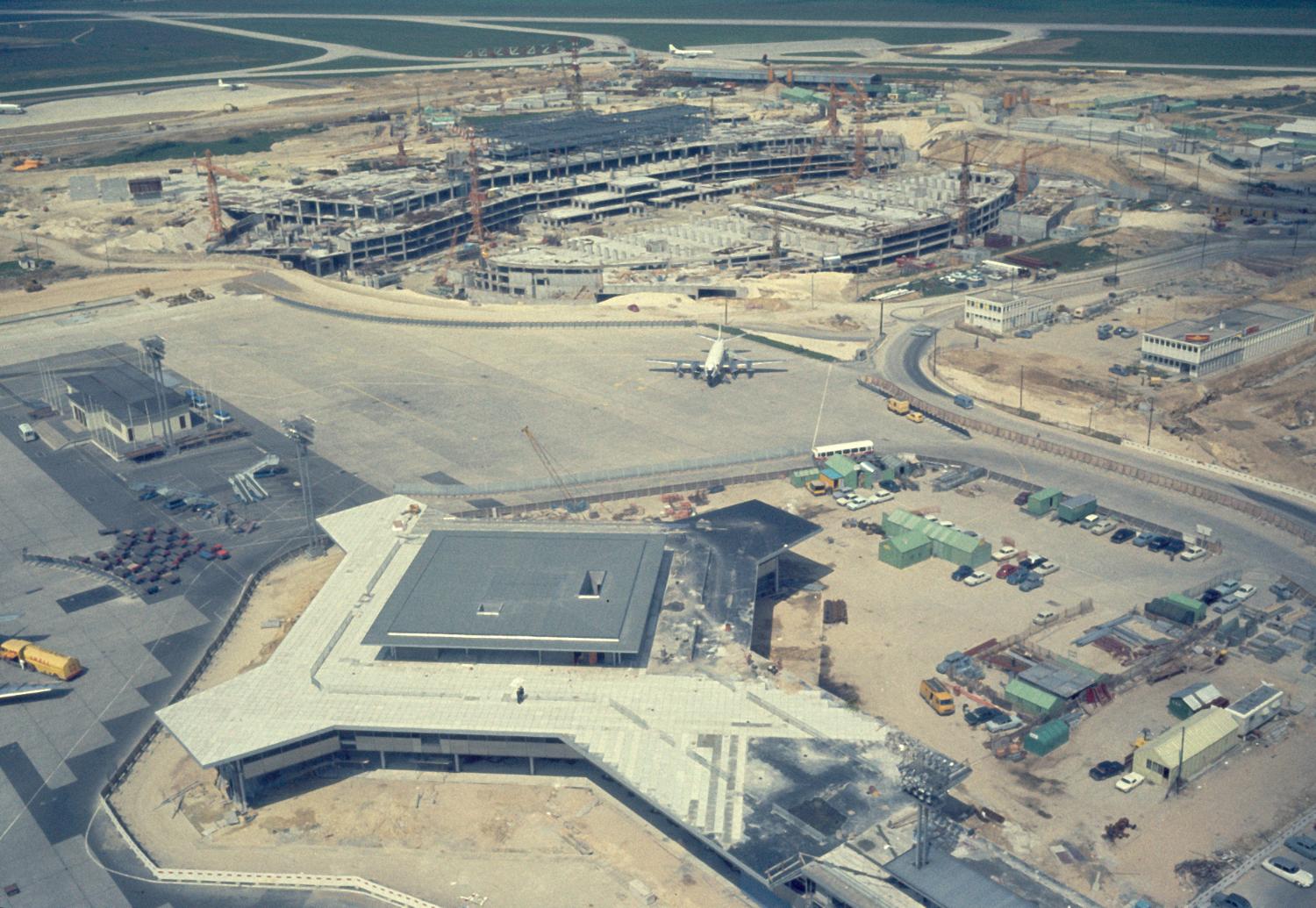 1968, construction d'Orly-Ouest (1968 1971), vue prise depuis le sud est. ; 1968, le premier pavillon d'honneur dit l'Isba, devant le satellite Ouest en construction. ; 1968 1971, la construction d'Orly-Ouest et des satellites d'Orly-Sud, le satellite ouest et Orly-Ouest en construction, vue prise en 1968 depuis le sud est.