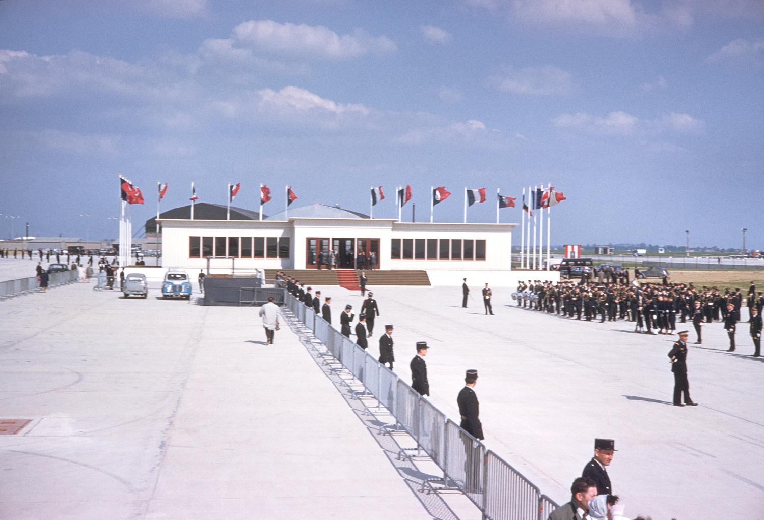 1960, premier pavillon d'honneur dit l'Isba à son premier emplacement côté piste