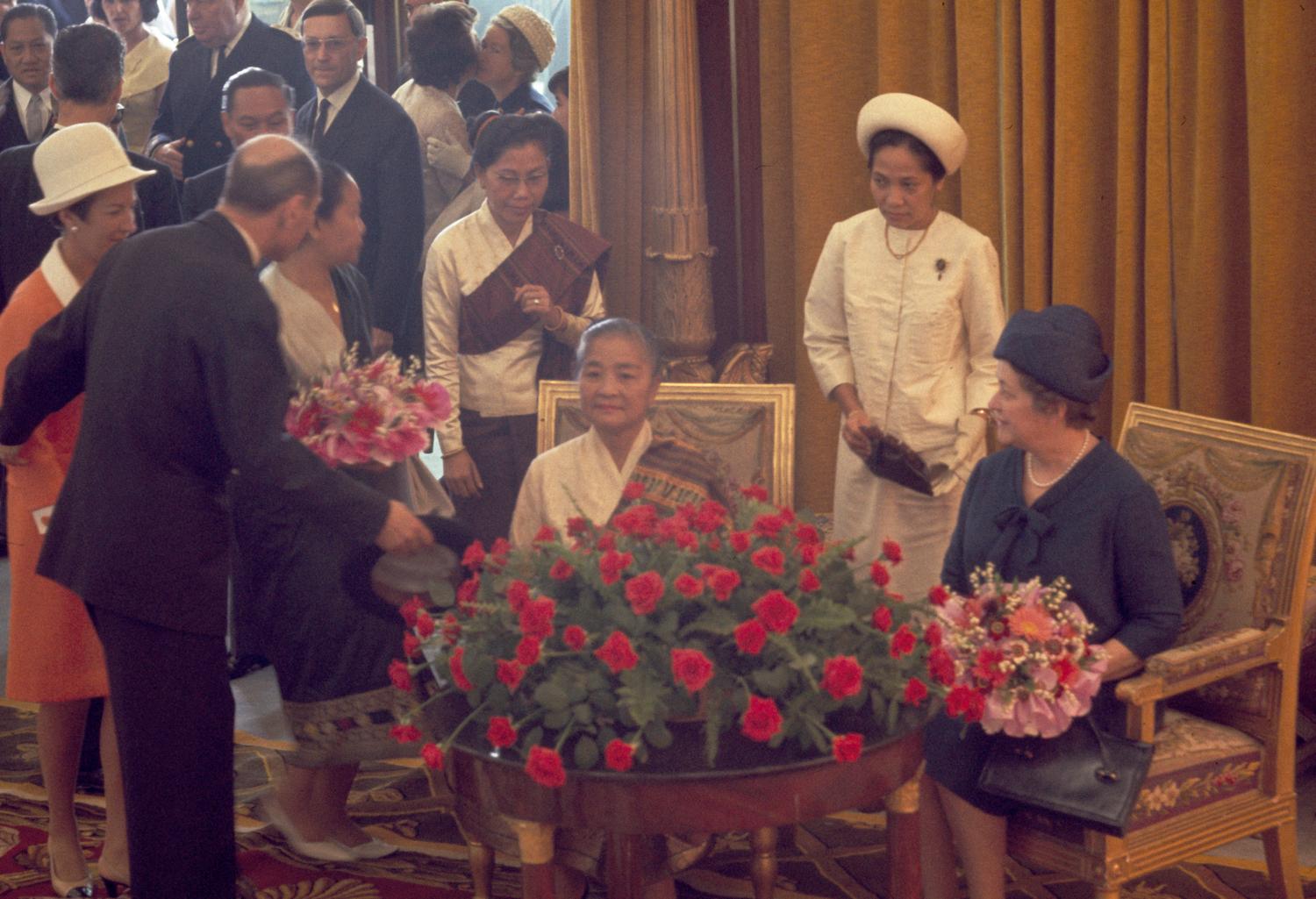17/07/1966, le premier pavillon d'honneur dit l'Isba, arrivée du roi du Laos.