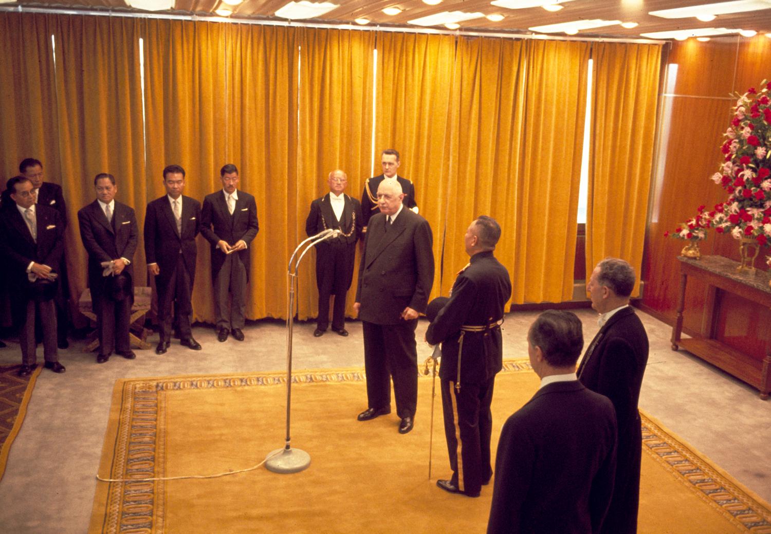 17/07/1966, le premier pavillon d'honneur dit l'Isba, arrivée du roi du Laos.