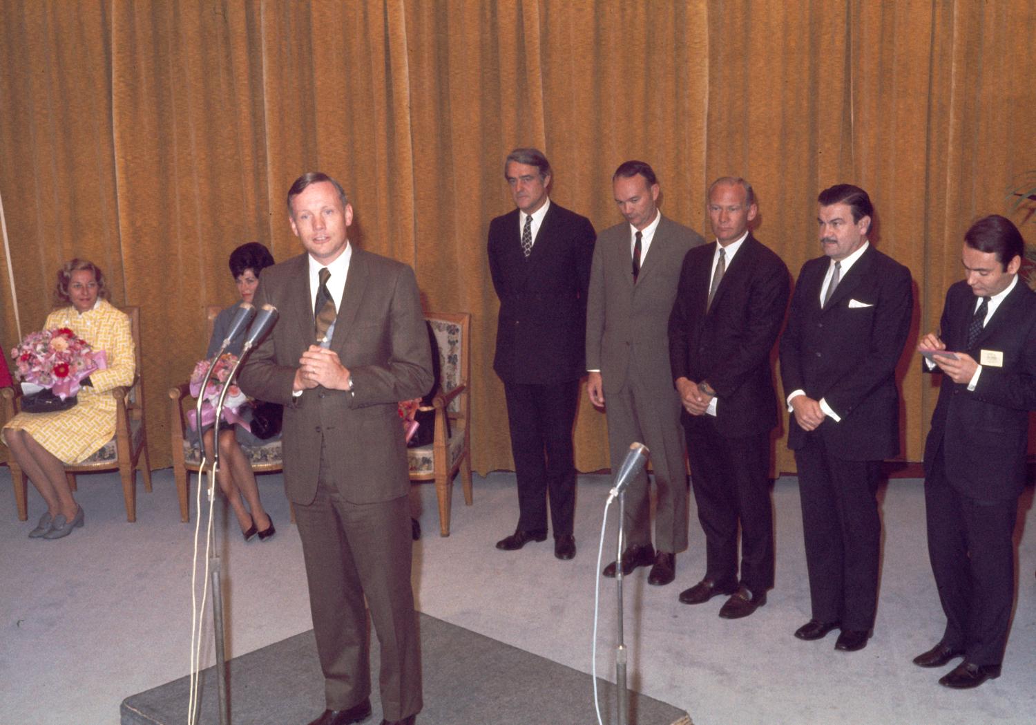 08/10/1969, le premier pavillon d'honneur dit l'Isba, arrivée des astronautes Buzz Aldrin, Michael Collins, Neil Armstrong (1er hommes sur la lune).