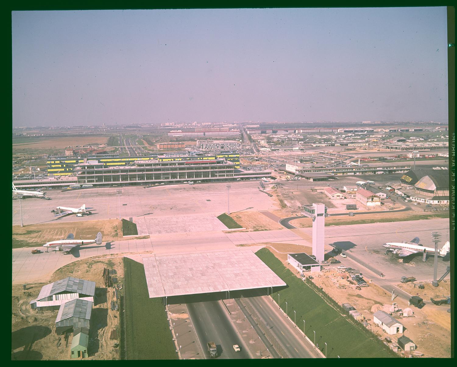 1961 février octobre, les travaux de jonction des Installations Terminales et de l'Aérogare-Sud, vus depuis le sud.