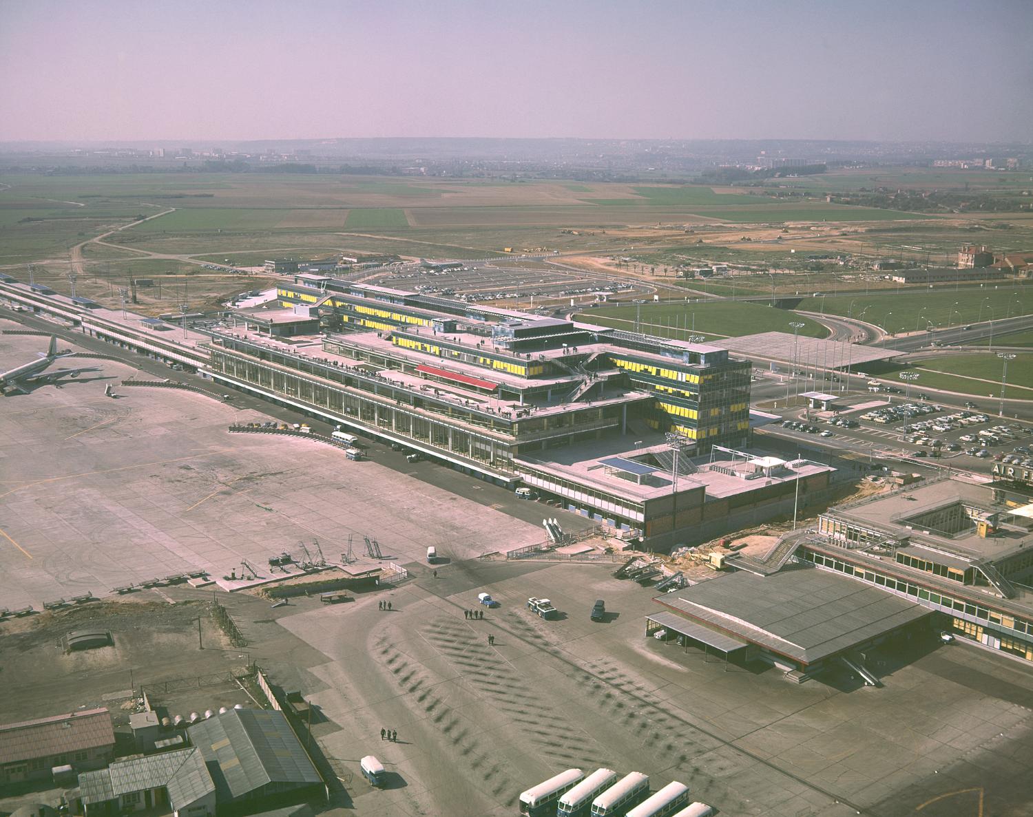 1961 février octobre, les travaux de jonction des Installations Terminales et de l'Aérogare-Sud, vus depuis le sud est.