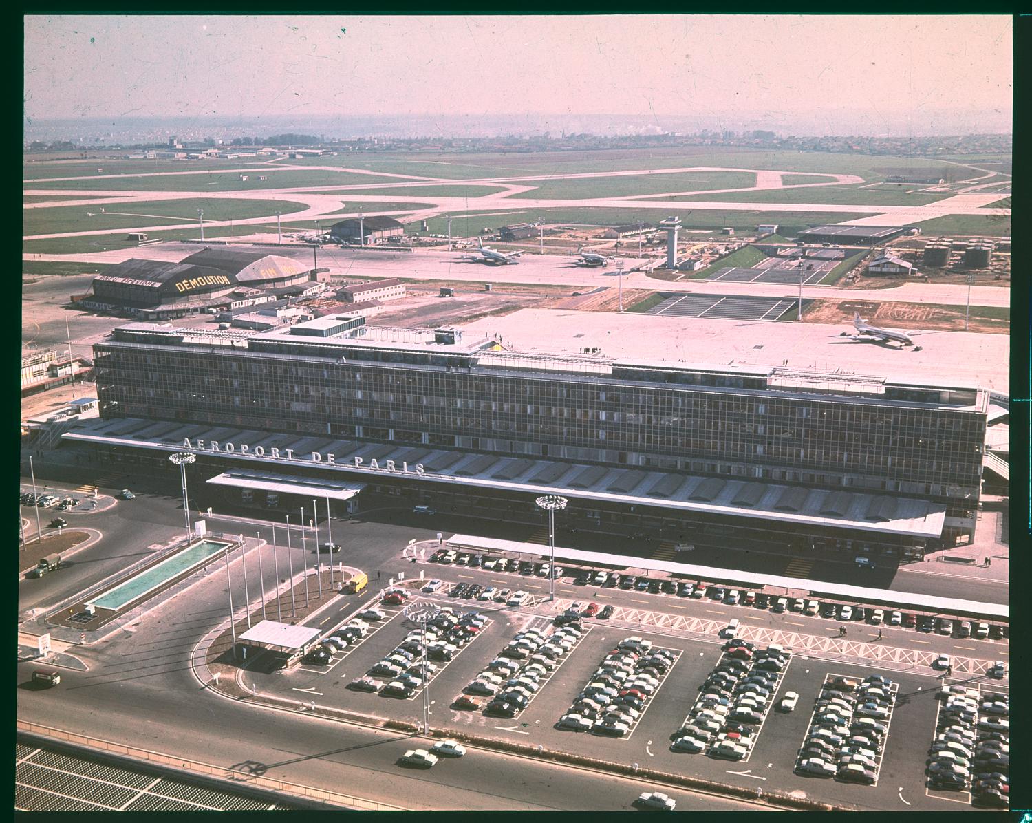 1961 février octobre, les travaux de jonction des Installations Terminales et de l'Aérogare-Sud, vus depuis le nord ouest.