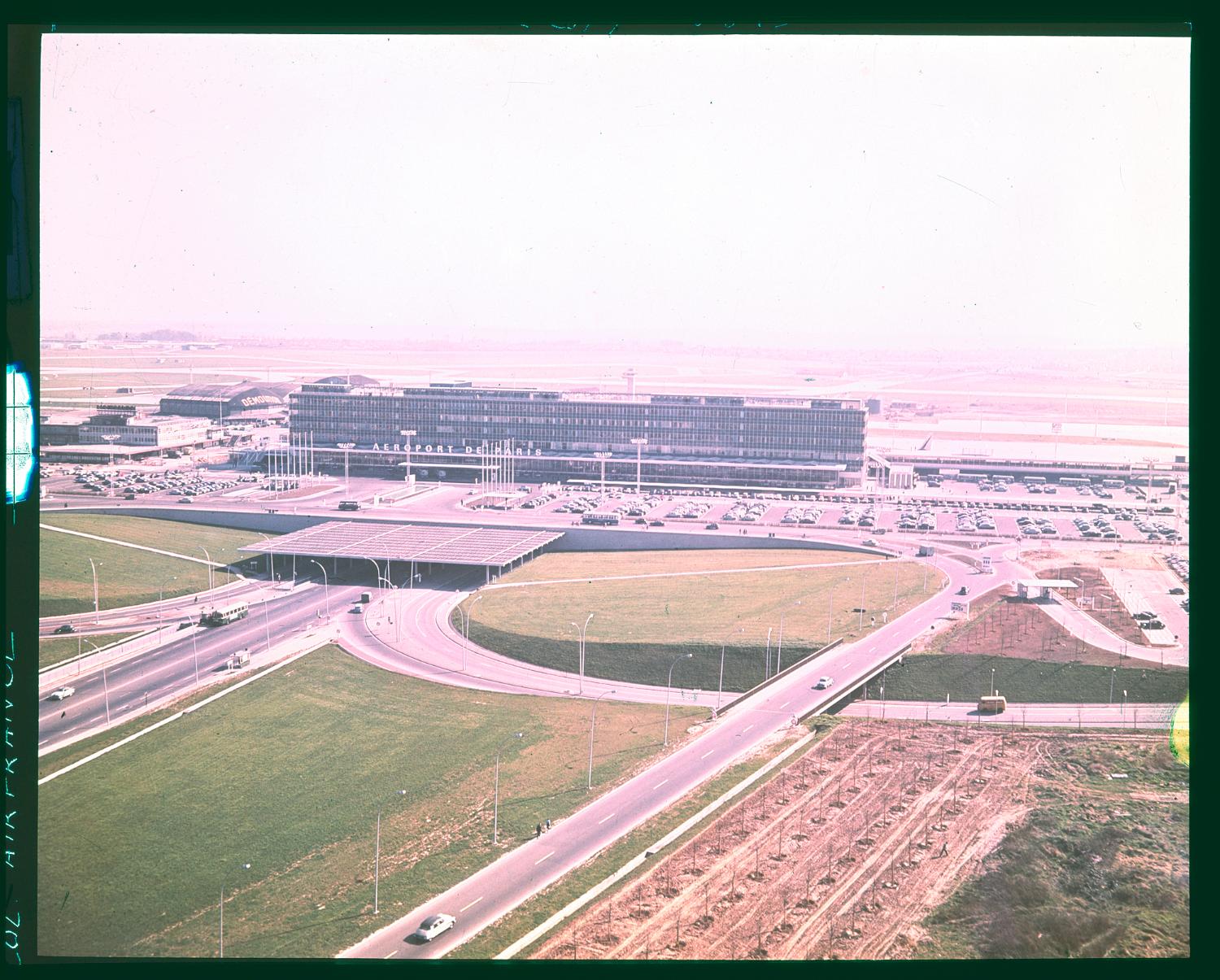 1961 février octobre, les travaux de jonction des Installations Terminales et de l'Aérogare-Sud, vus depuis le nord ouest.