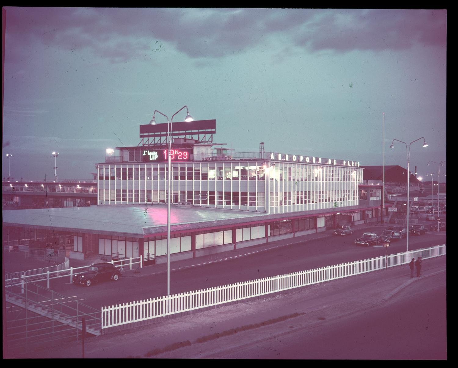 Après 1954 vue de l'Aérogare-Sud prise depuis la nationale 7 (nord ouest)  