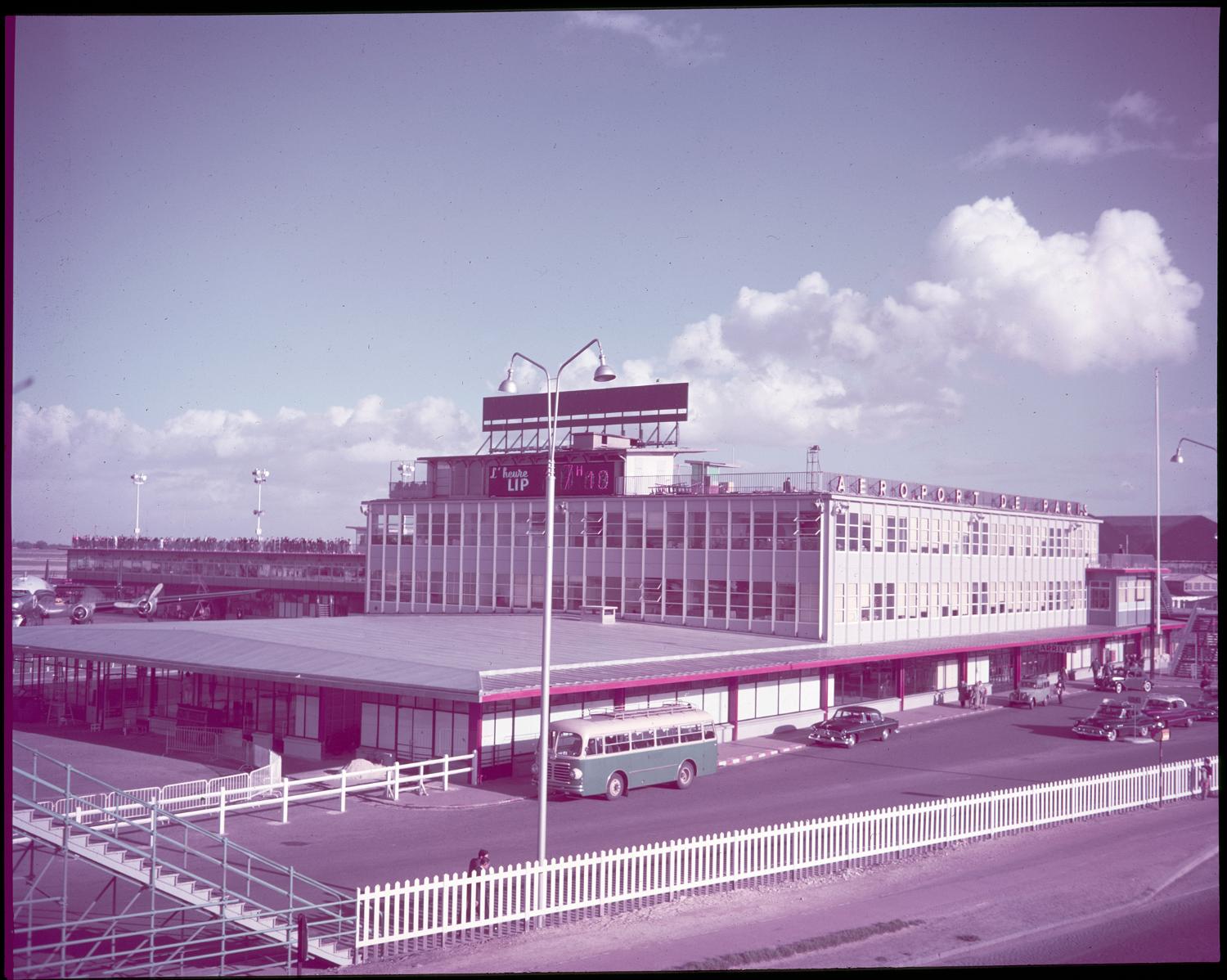 Après 1954 vue de l'Aérogare-Sud prise depuis la nationale 7 (nord ouest)  