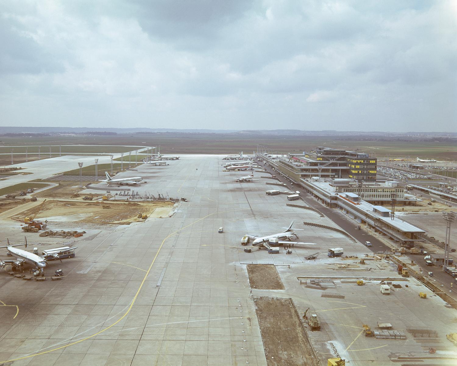 1961 février octobre, les travaux de jonction des Installations Terminales et de l'Aérogare-Sud, vus depuis l'est.