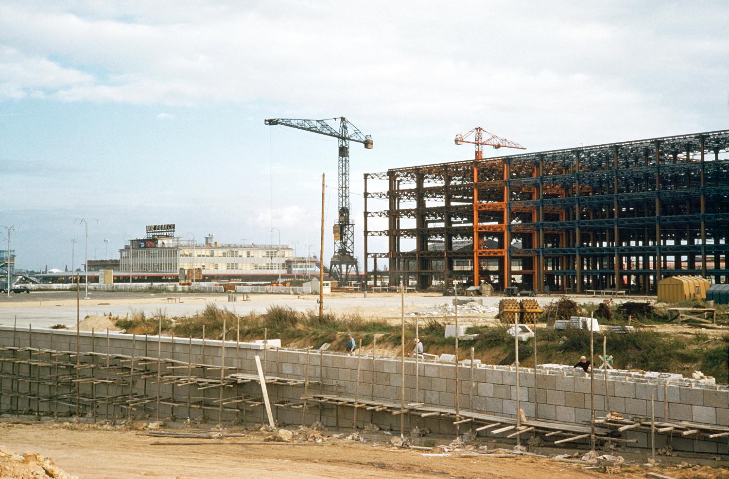 1957 1961, la construction des Installations Terminales, vue prise depuis le nord ouest, le montage de l'ossature métallique en 1958, on distingue l'Aérogare-Sud au second plan.. 