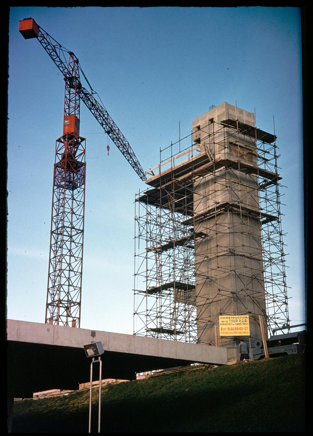 1957 1961, la construction des Installations Terminales, la construction de la du poste de contrôle et de répartition dite "tour PCR" (1960 1961).