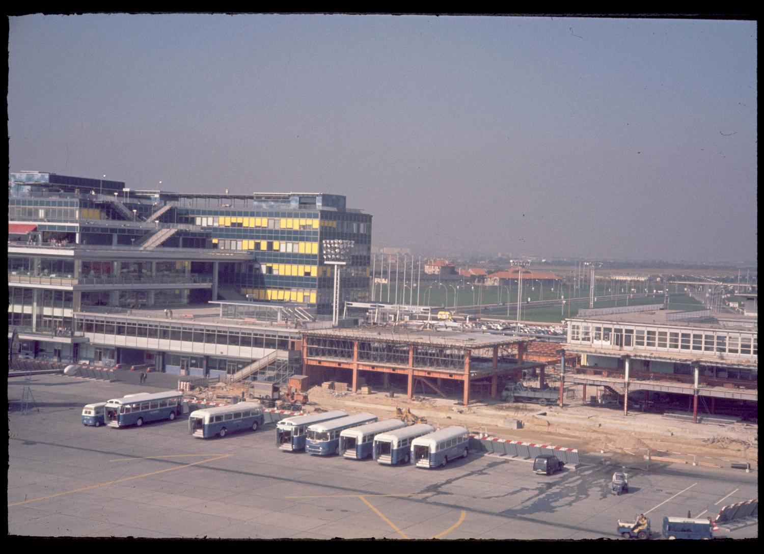 1961 février octobre, les travaux de jonction des Installations Terminales et de l'Aérogare-Sud, vus depuis le sud est.