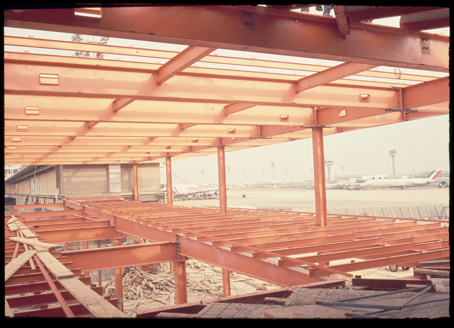 1968 1971, la construction d'Orly-Ouest et des satellites d'Orly-Sud, la construction de satellite ouest, vue prise en 1968 du satellite ouest.
