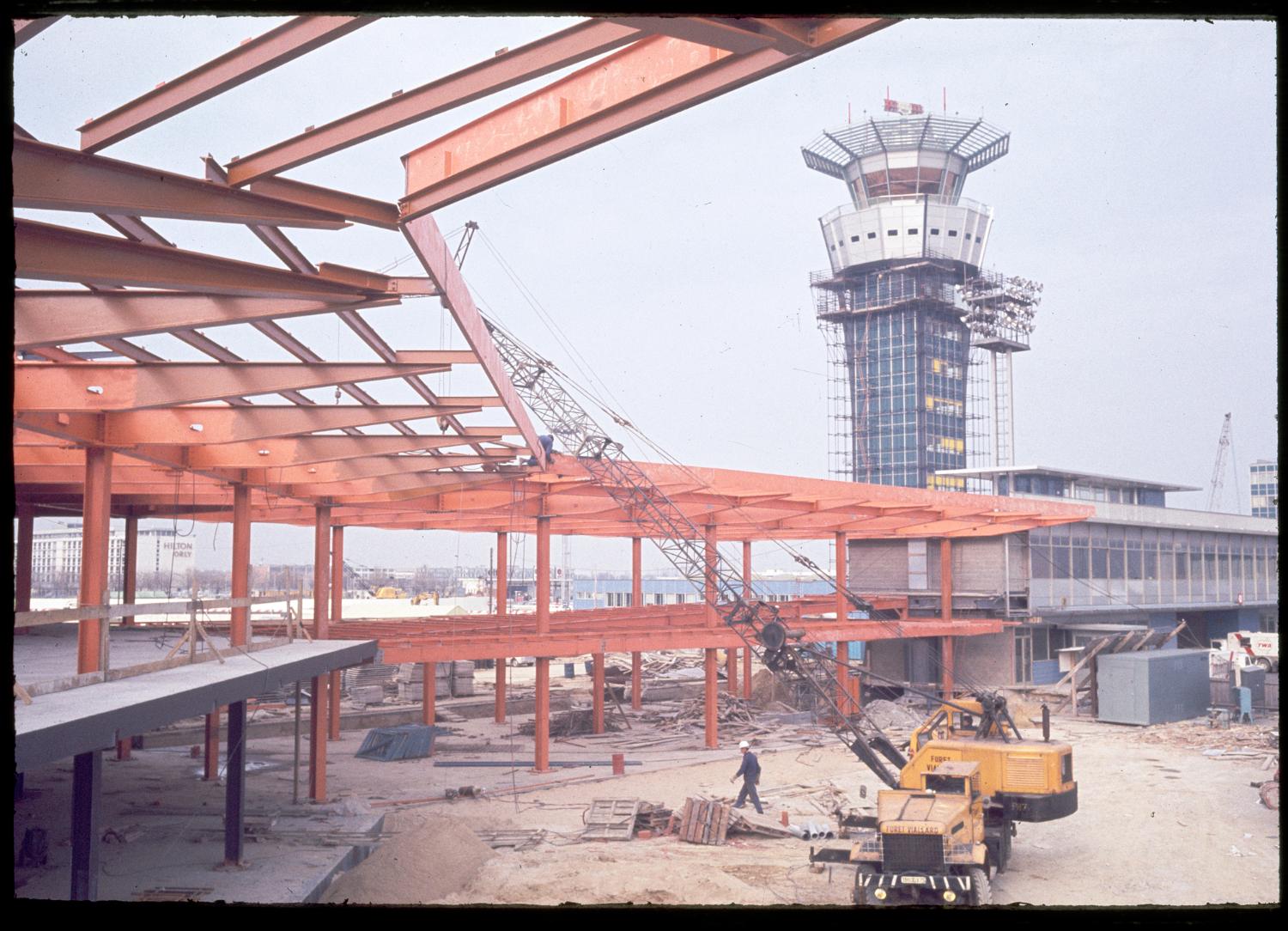 1968 1971, la construction d'Orly-Ouest et des satellites d'Orly-Sud, la construction de satellite ouest, vue prise en 1968 du satellite ouest.