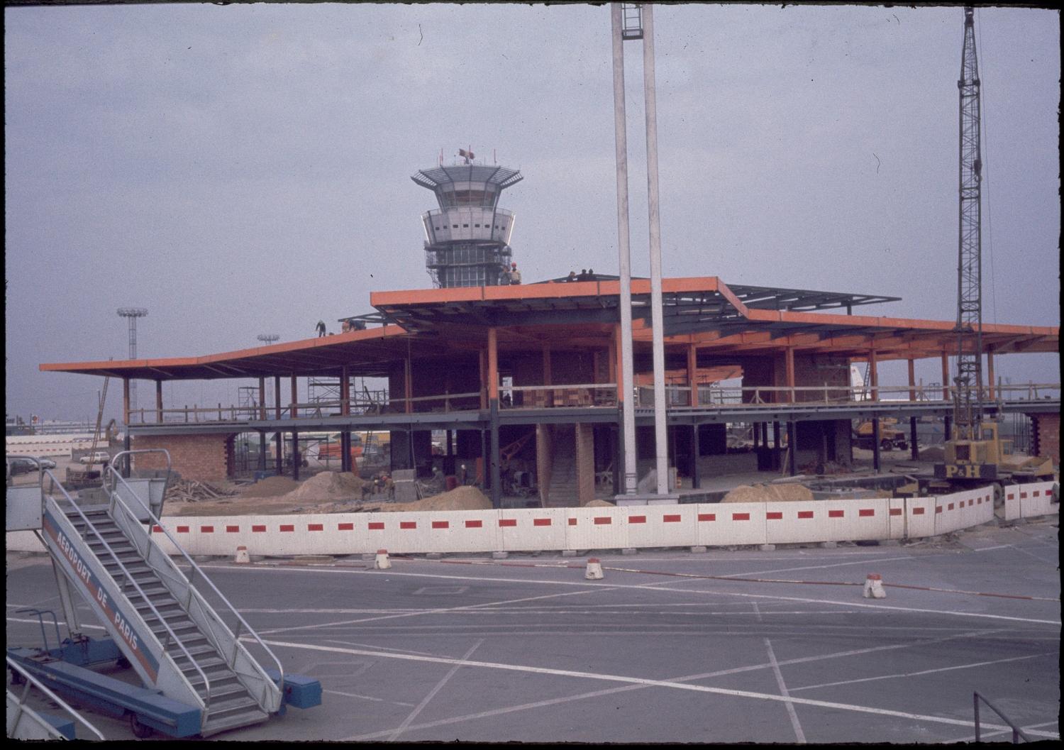 1968 1971, la construction d'Orly-Ouest et des satellites d'Orly-Sud, la construction de satellite ouest, vue prise en 1968 du satellite ouest.