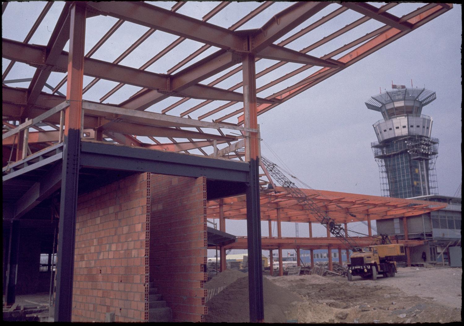 1968 1971, la construction d'Orly-Ouest et des satellites d'Orly-Sud, la construction de satellite ouest, vue prise en 1968 du satellite ouest.