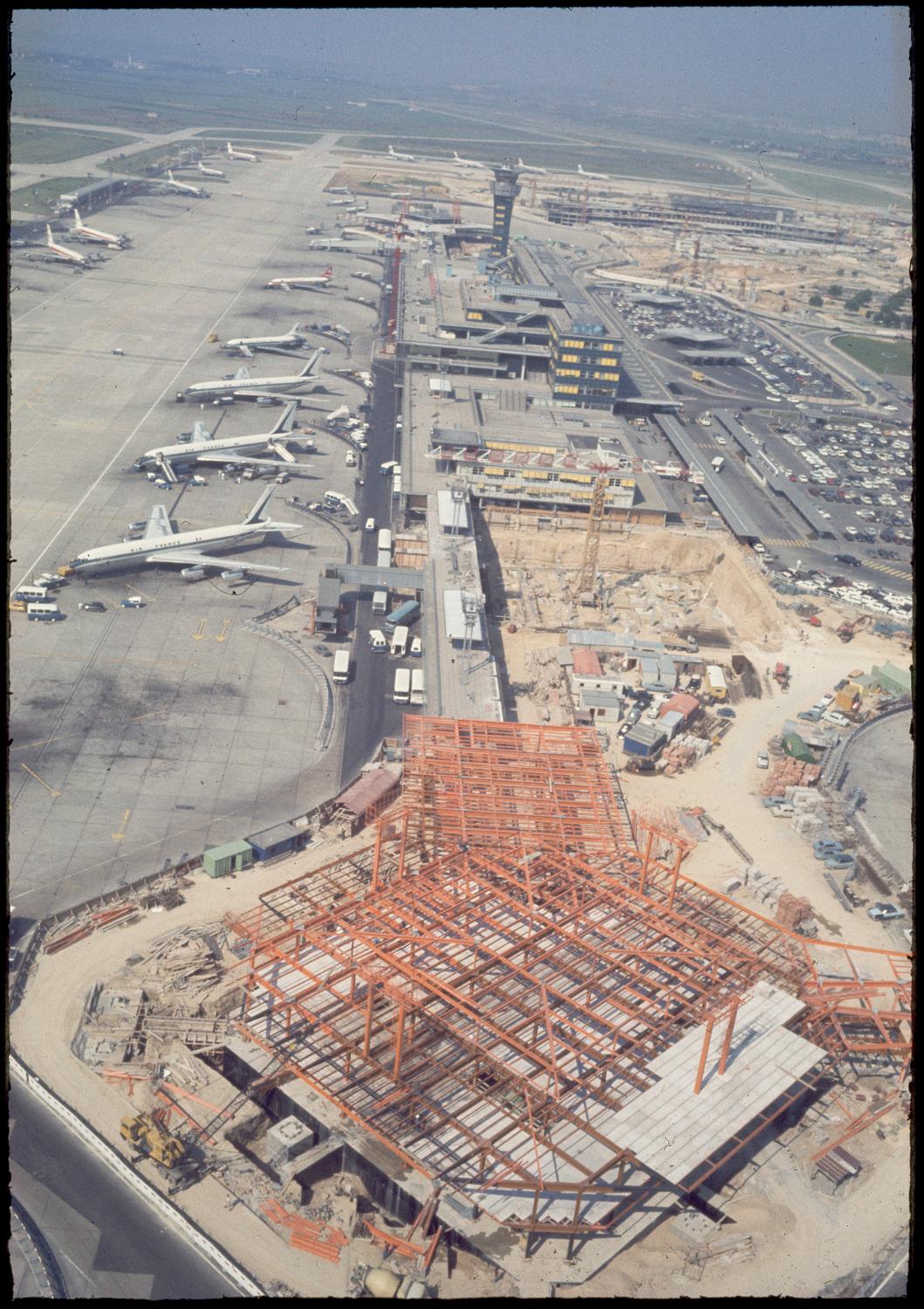 1968 1971, la construction d'Orly-Ouest et des satellites d'Orly-Sud, la construction de satellite est, vue prise en 1969 depuis l'est.