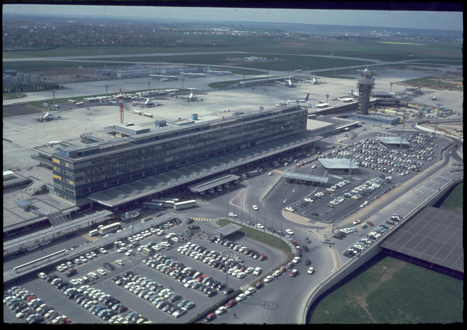 1968 1971, la construction d'Orly-Ouest et des satellites d'Orly-Sud vue prise en 1969 depuis le nord est.