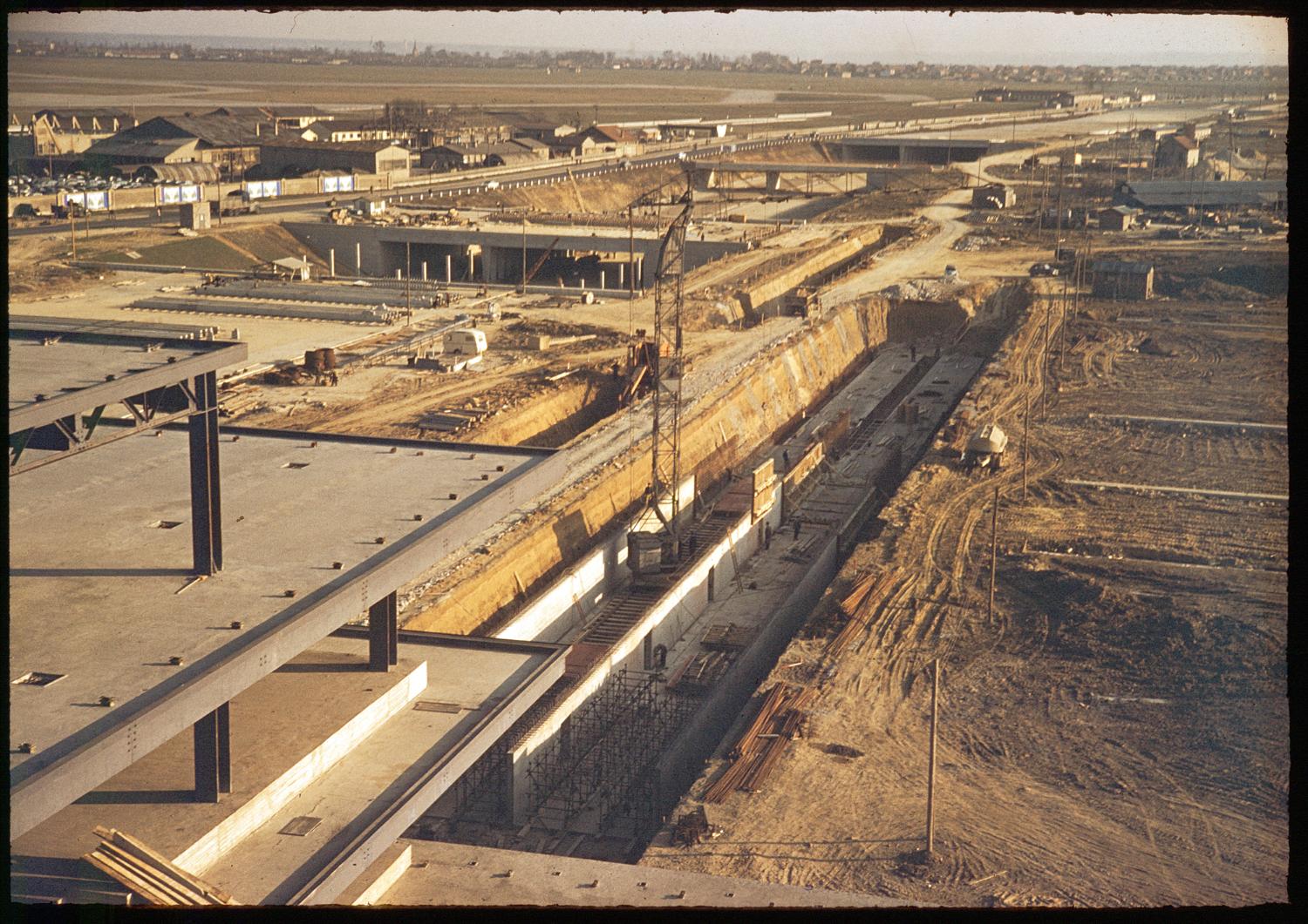 1957 1961, la construction des Installations Terminales, le nouveau tracé de la Nationale 7, vue prise depuis l'angle nord ouest des terrasses des Installations Terminales. Au premier plan on distingue la tranché du tunnel dit le "sous-marin".