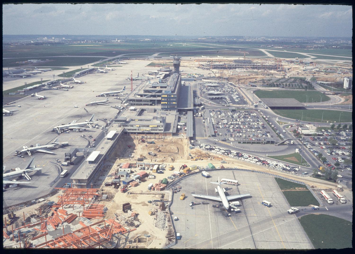 1969, construction d'Orly-Ouest (1968 1971) et des satellites d'Orly-Sud, vue prise depuis l'est. ; 1968 1971, la construction d'Orly-Ouest et des satellites d'Orly-Sud, la construction de satellite est, vue prise en 1969 depuis l'est.