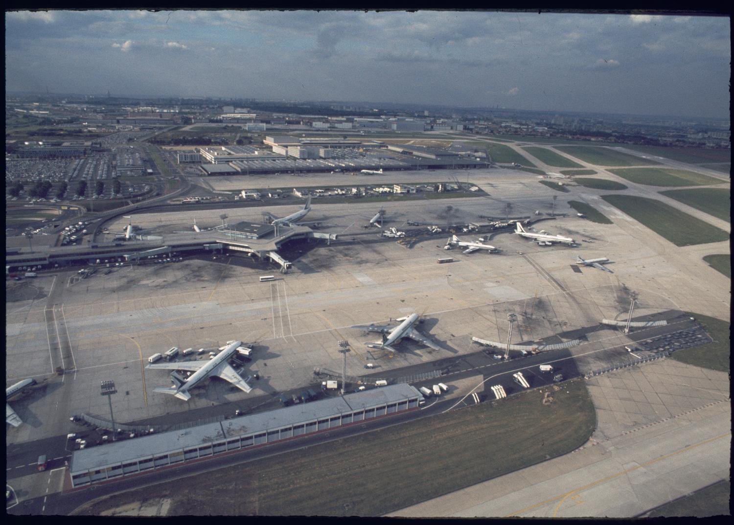 1968 1971, la construction d'Orly-Ouest et des satellites d'Orly-Sud, le satellite est, vue prise en 1970 depuis l'est.