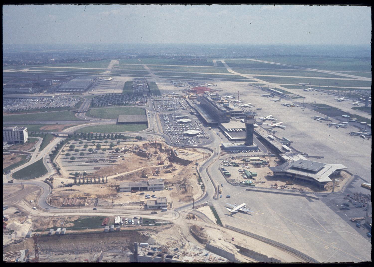 1968 1971, la construction d'Orly-Ouest et des satellites d'Orly-Sud vue prise en 1969 depuis l'ouest.