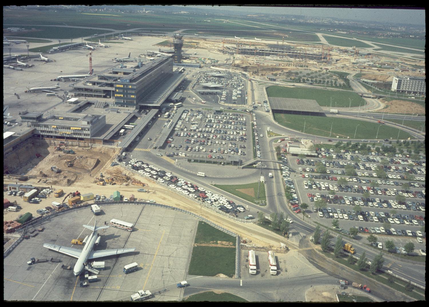 1969, construction d'Orly-Ouest (1968 1971) et des satellites d'Orly-Sud, vue prise depuis l'est. ; 1968 1971, la construction d'Orly-Ouest et des satellites d'Orly-Sud, la construction de satellite est, vue prise en 1969 depuis l'est.