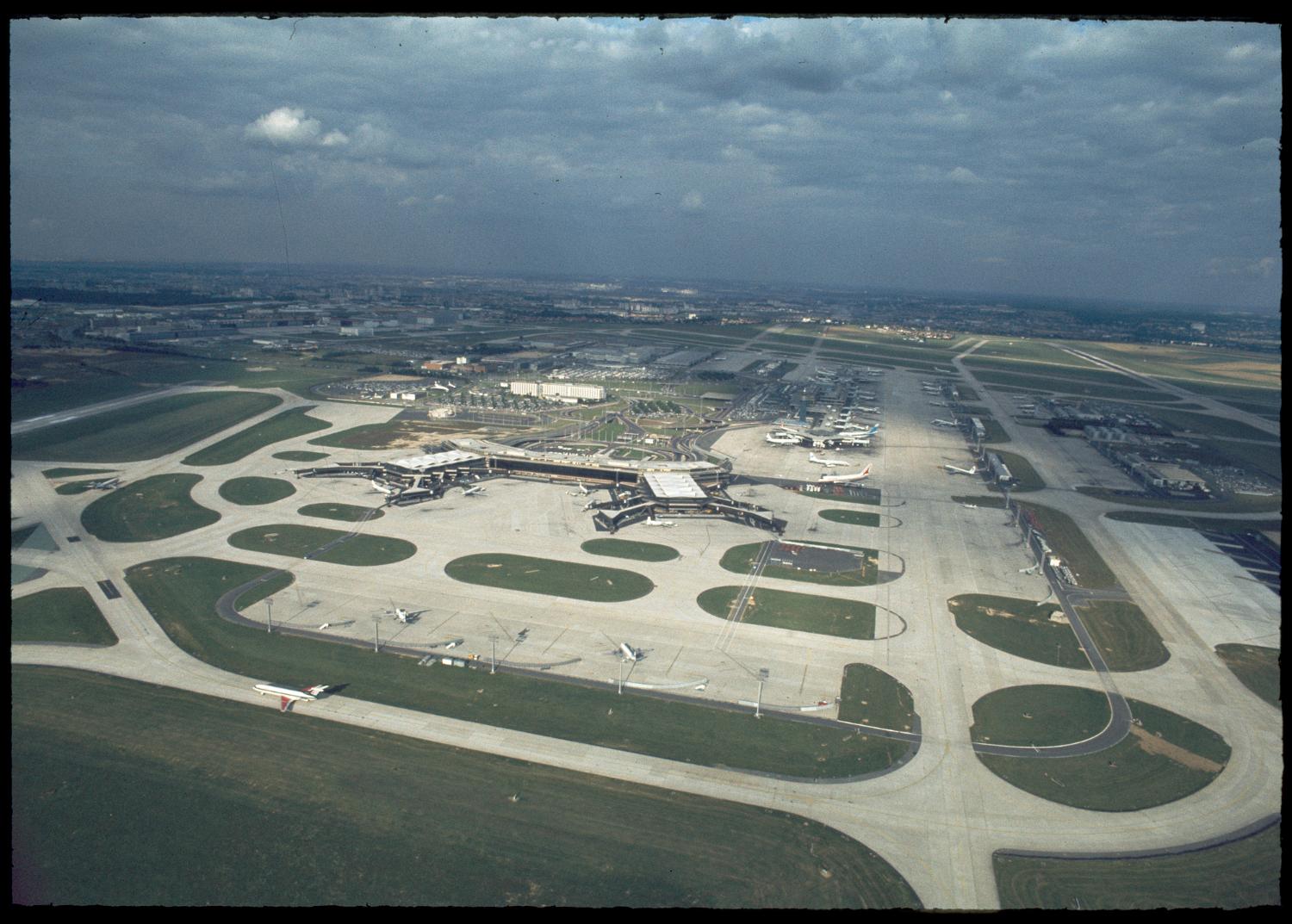 1972, Orly-Ouest et Orly-Sud depuis l'ouest. ; 1972, Orly-Ouest et Orly-Sud depuis l'ouest.