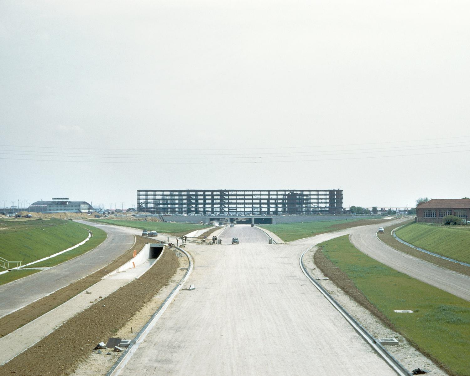 1957 1961, la construction des Installations Terminales, le montage de l'ossature métallique en 1958, vue prise depuis la tranchée de la Nationale 7 (nouveau tracé) en construction au nord.