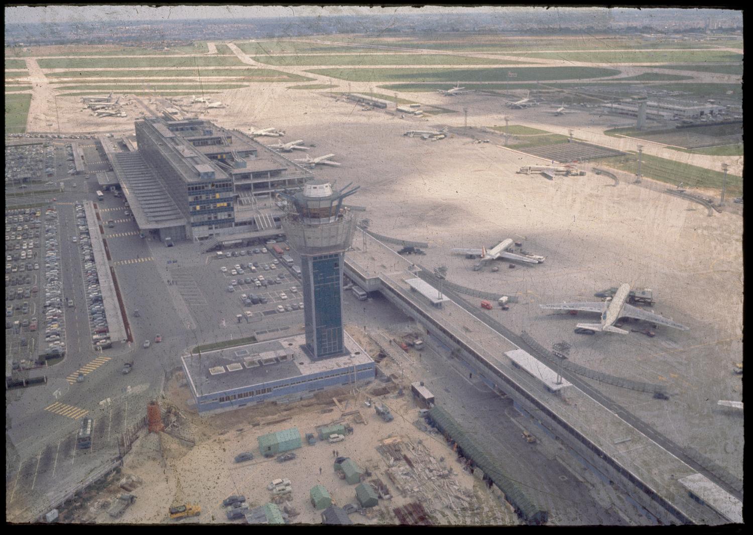 1964 1966, la construction de la tour de contrôle vue depuis le nord ouest.