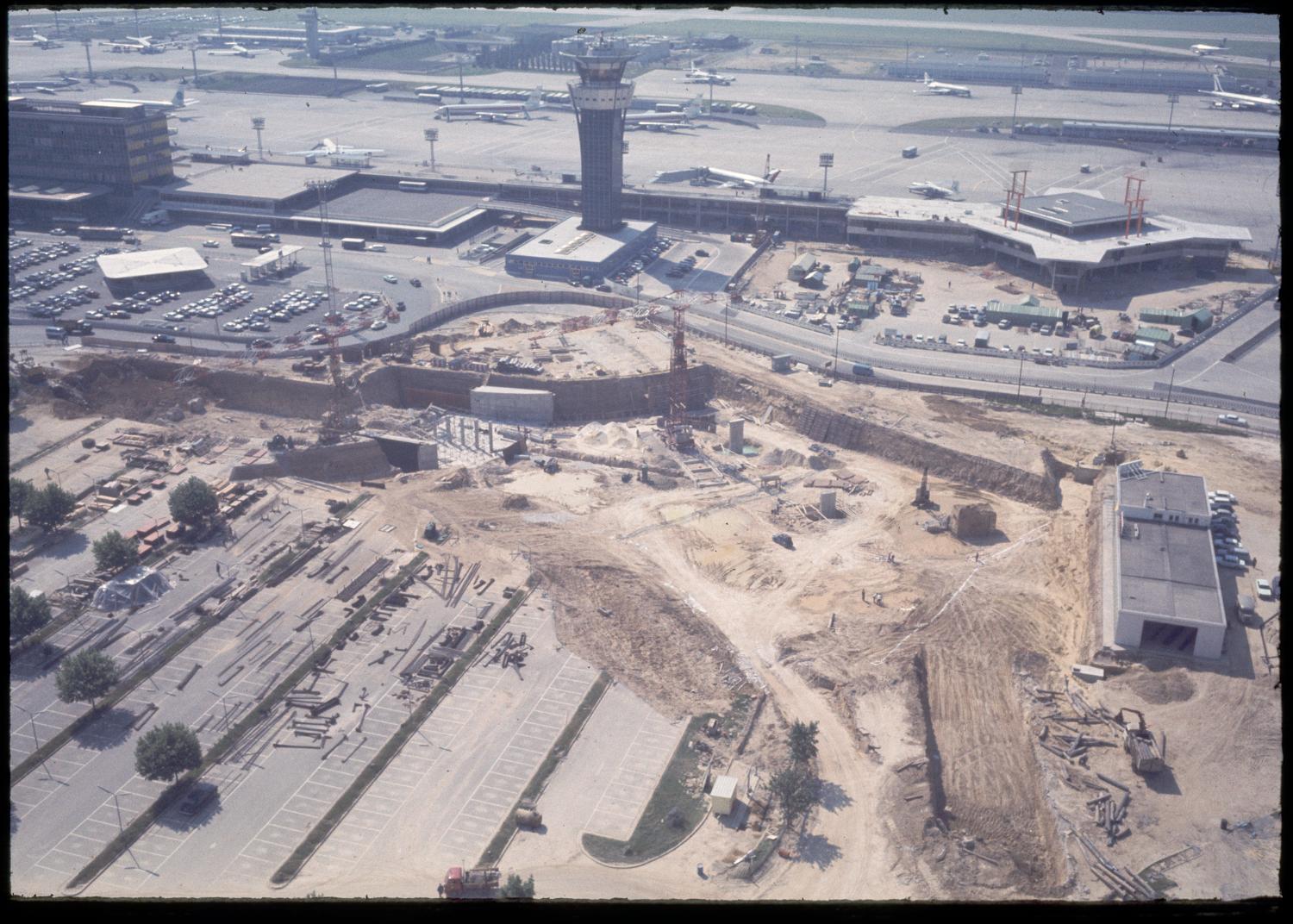 1968 1971, la construction d'Orly-Ouest et des satellites d'Orly-Sud vue prise en 1968 depuis le nord ouest.