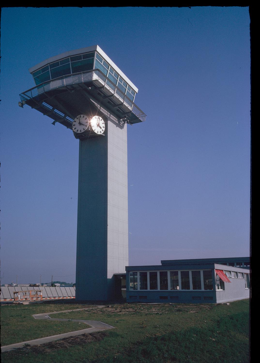 1961 1966, les Installations Terminales, la tour du poste de contrôle et de répartition (PCR).