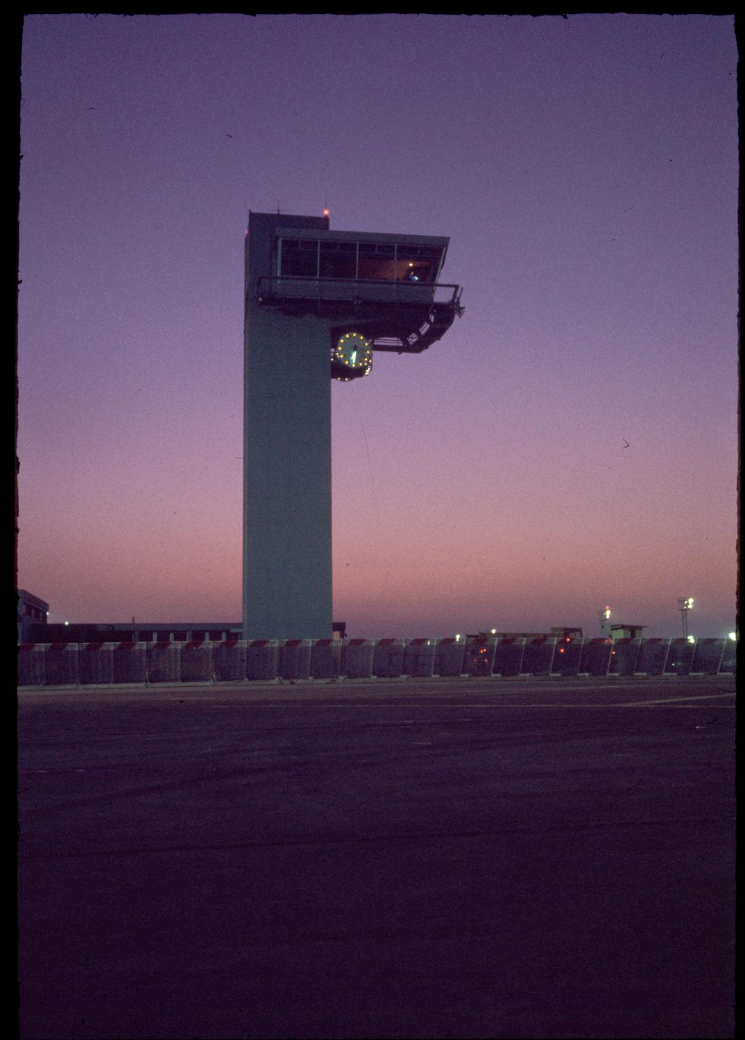 1961 1966, les Installations Terminales, la tour du poste de contrôle et de répartition (PCR).