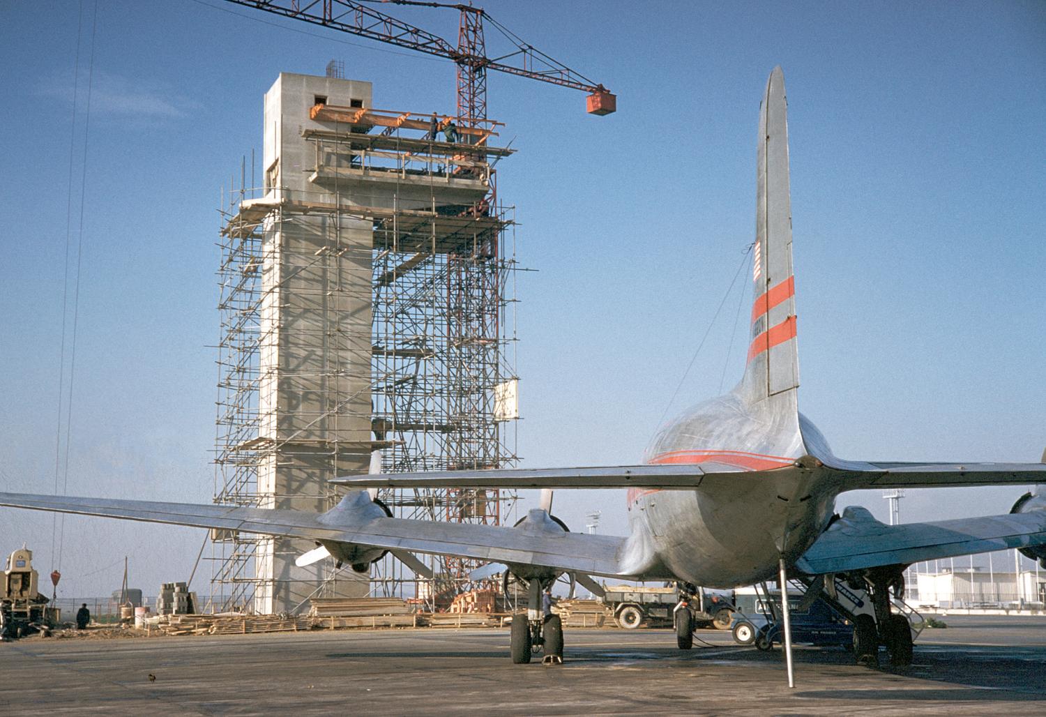 1957 1961, la construction des Installations Terminales, la construction de la tour du poste de contrôle et de répartition dite "tour du PCR" (1960 1961).