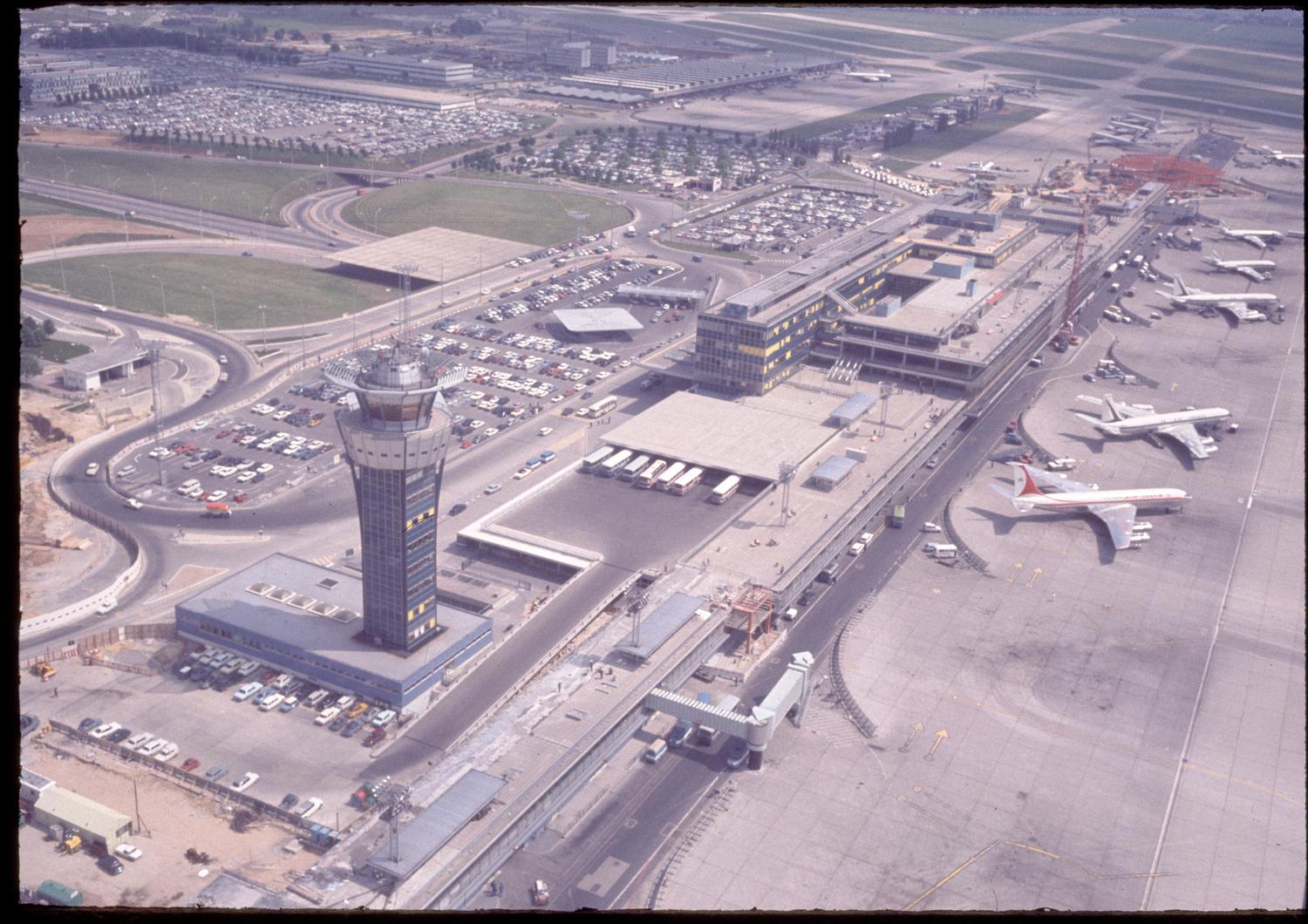 1968 1971, la construction d'Orly-Ouest et des satellites d'Orly-Sud vue prise en 1969 depuis le sud ouest.