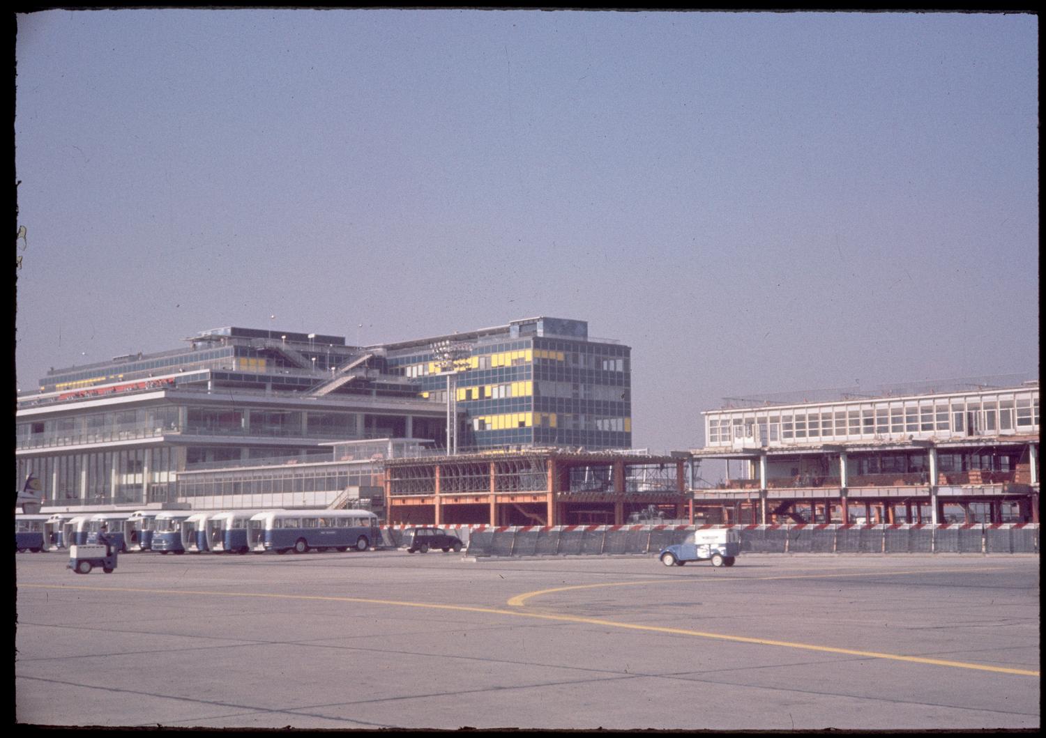1961 février octobre, les travaux de jonction des Installations Terminales et de l'Aérogare-Sud, vus depuis le sud est.