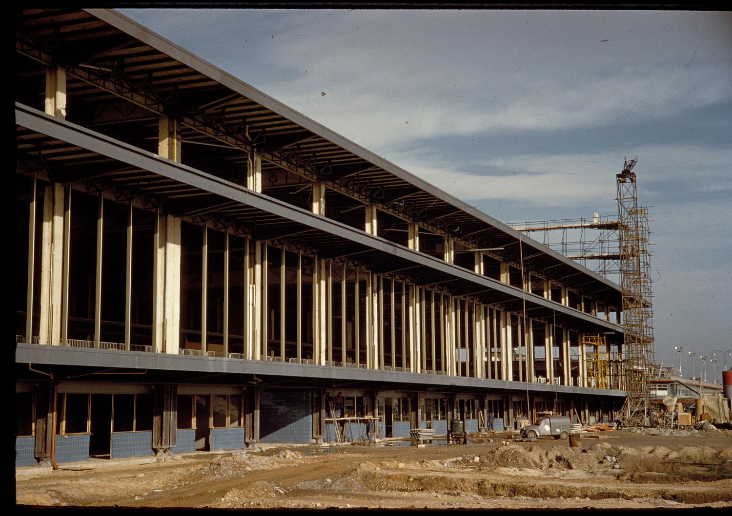 1957 1961, la construction des Installations Terminales: l'installation du mur rideau de la façade sud, vue prise depuis le sud ouest.