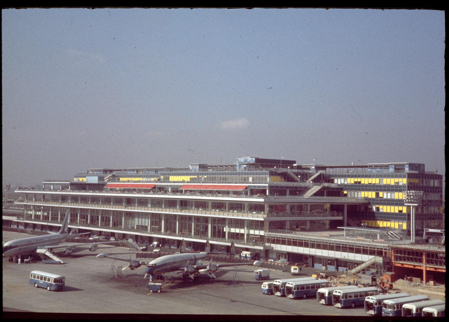 1961 février octobre, les travaux de jonction des Installations Terminales et de l'Aérogare-Sud, vus depuis le sud. est.